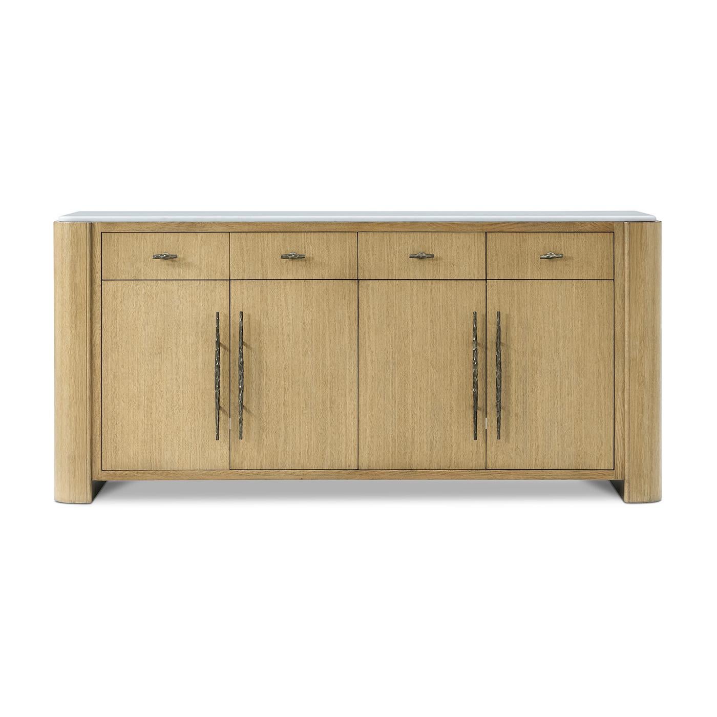 Ein raffiniertes Statement, das natürliche Eleganz mit zeitgenössischem Design verbindet. Eine geschliffene Steinplatte ruht zart auf einem exquisiten Rahmen aus hellblonder Eiche und zeigt eine nahtlose Verschmelzung von Texturen und Materialien.