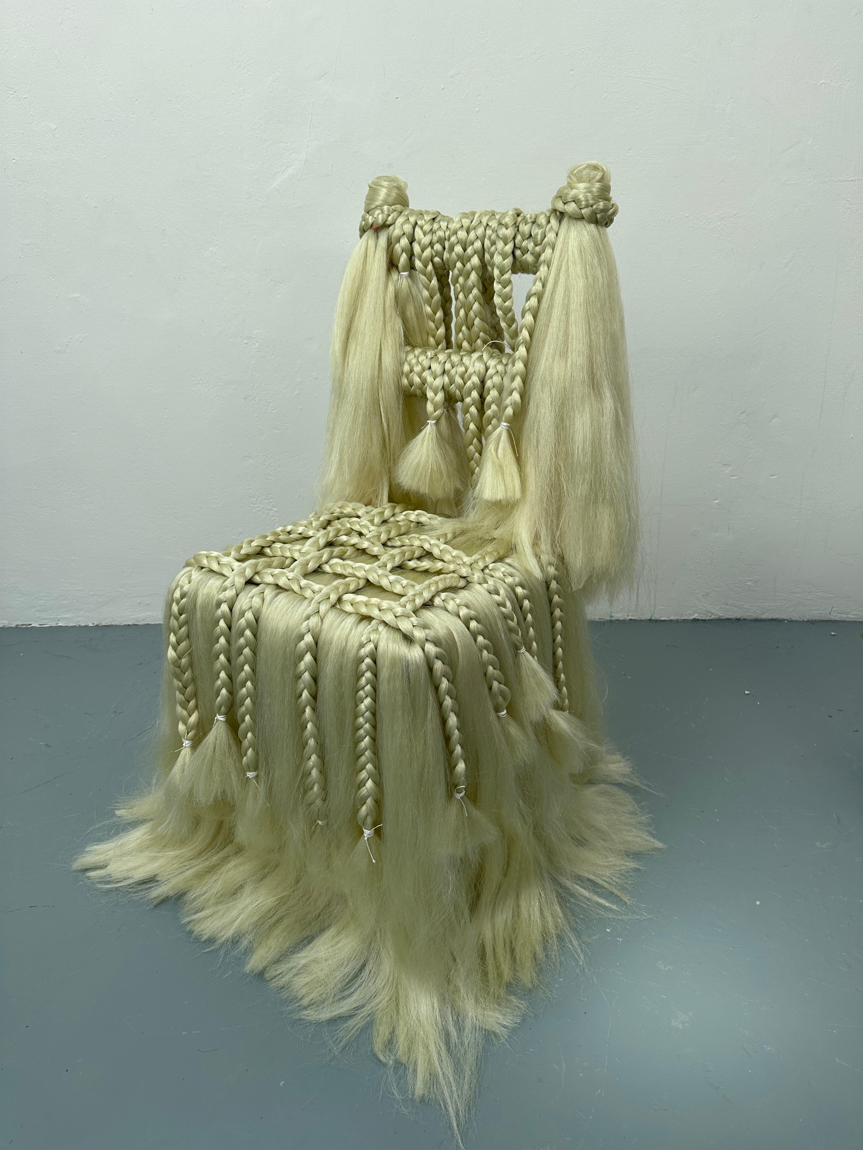 Chaise Blondie de Maria Zakioso
Dimensions : L 40 x P 53 x H 98 cm
MATERIAL : Bois, cheveux artificiels. 

Maria Lysenko est une artiste contemporaine de 28 ans née à Ufa, en Russie. Elle a commencé sa pratique artistique il y a quelques années,