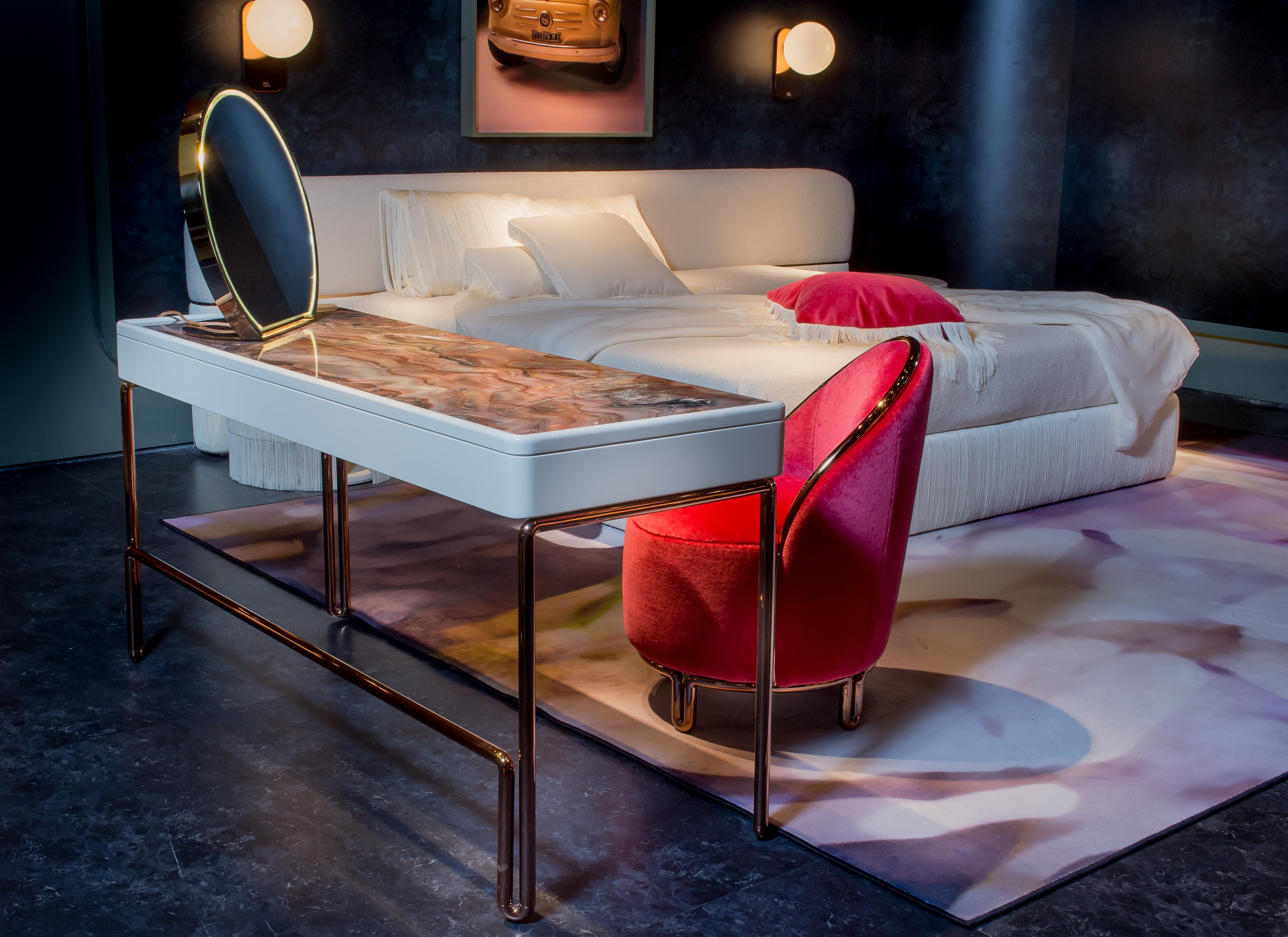 Cornice in Wood con bordo e base metallici. Scocca con rivestimento in pelle / tessuto o finitura in poliestere laccato. Specchio frontale neutro con illuminazione perimetrale a LED.
  
