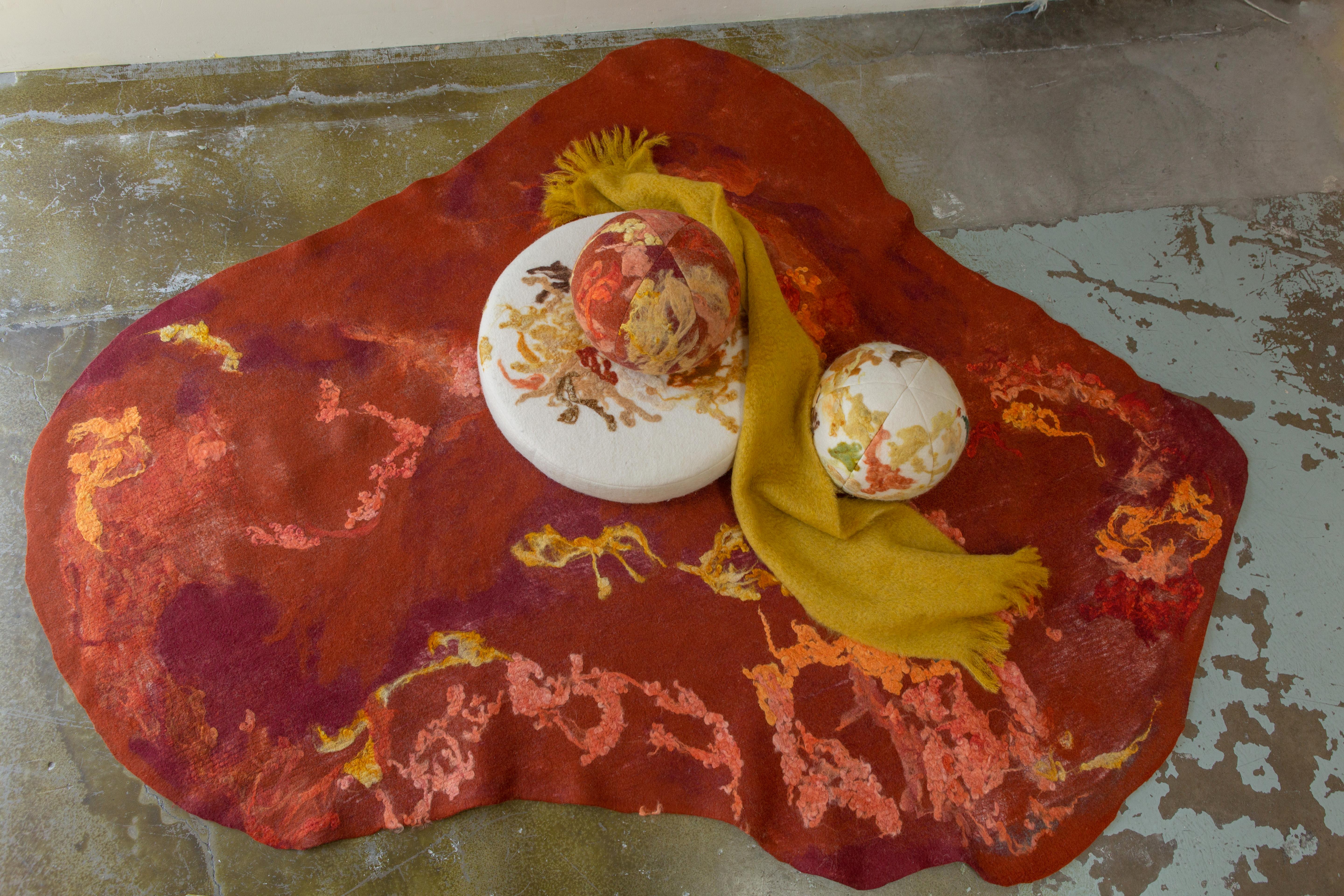 Alfombra de fieltro naranja sangre en Nuevo estado para la venta en Sebastopol, CA