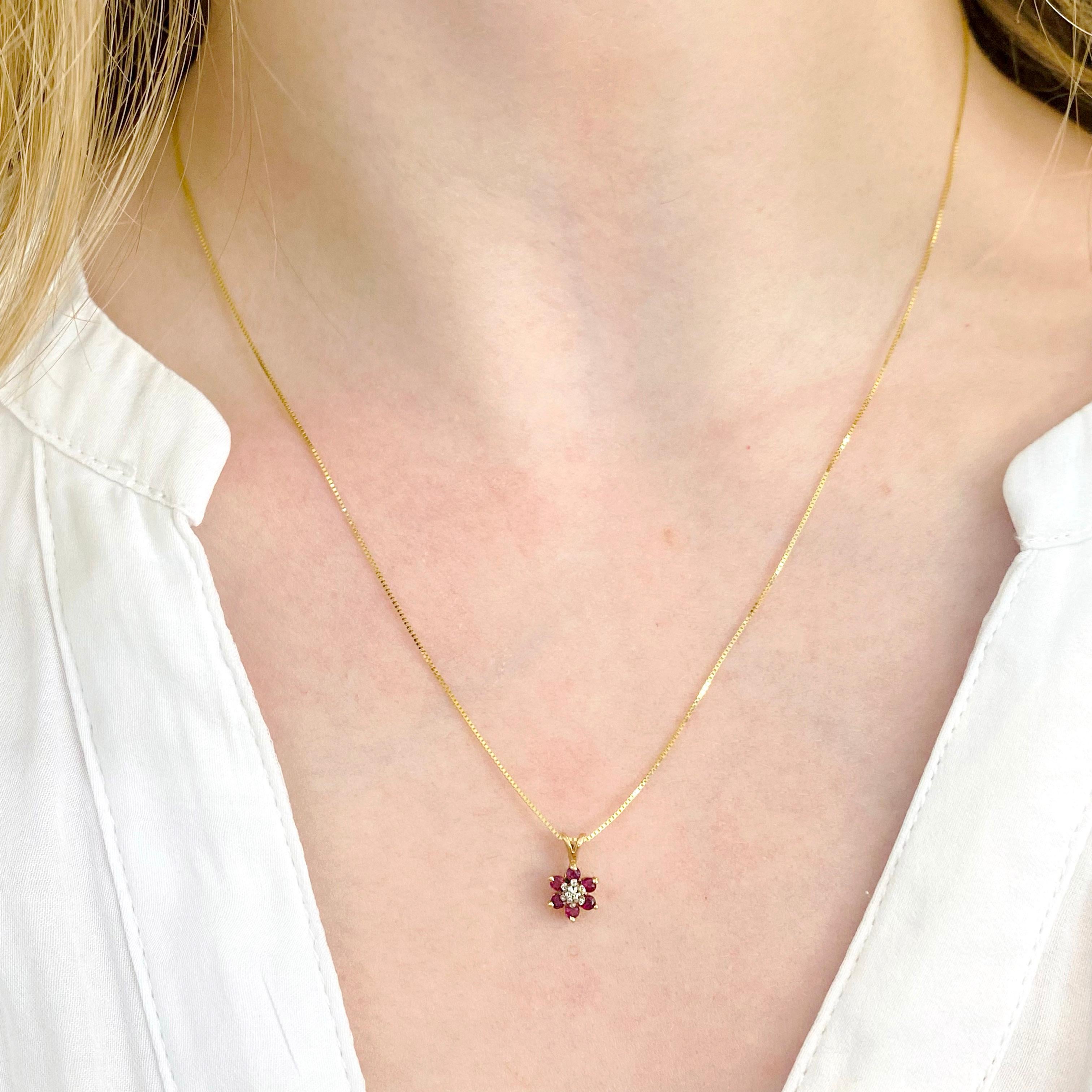 Blutrote Rubin-Blumen-Halskette, ca. 1999 14 Karat Gelbgold Cluster & Kette im Zustand „Hervorragend“ in Austin, TX