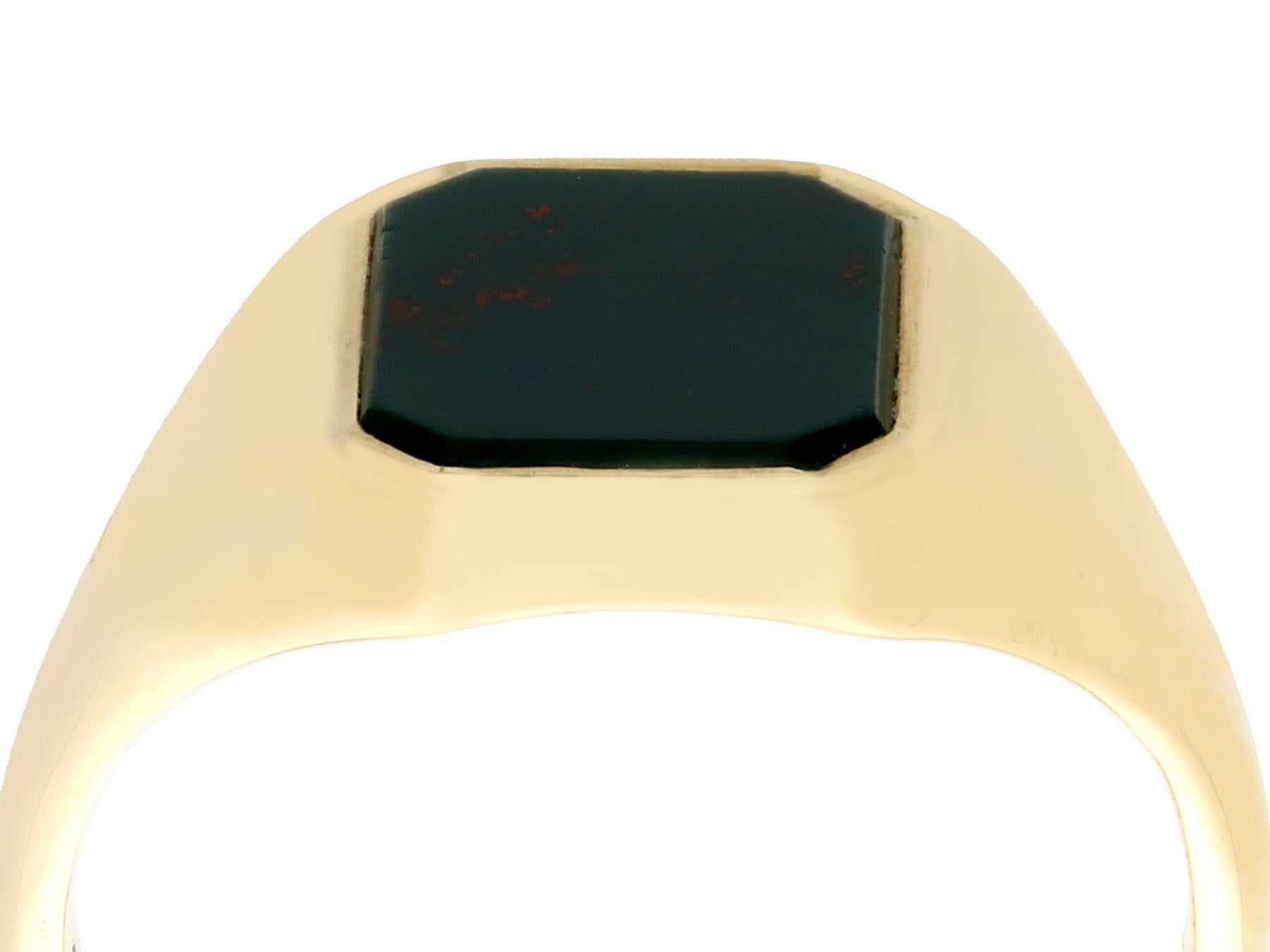 A fine and impressive vintage bloodstone and 9 karat yellow gold signet ring; part of our diverse antique jewelry and estate jewelry collections.

This fine and impressive vintage signet ring has been crafted in 9k yellow gold.

The ring displays a