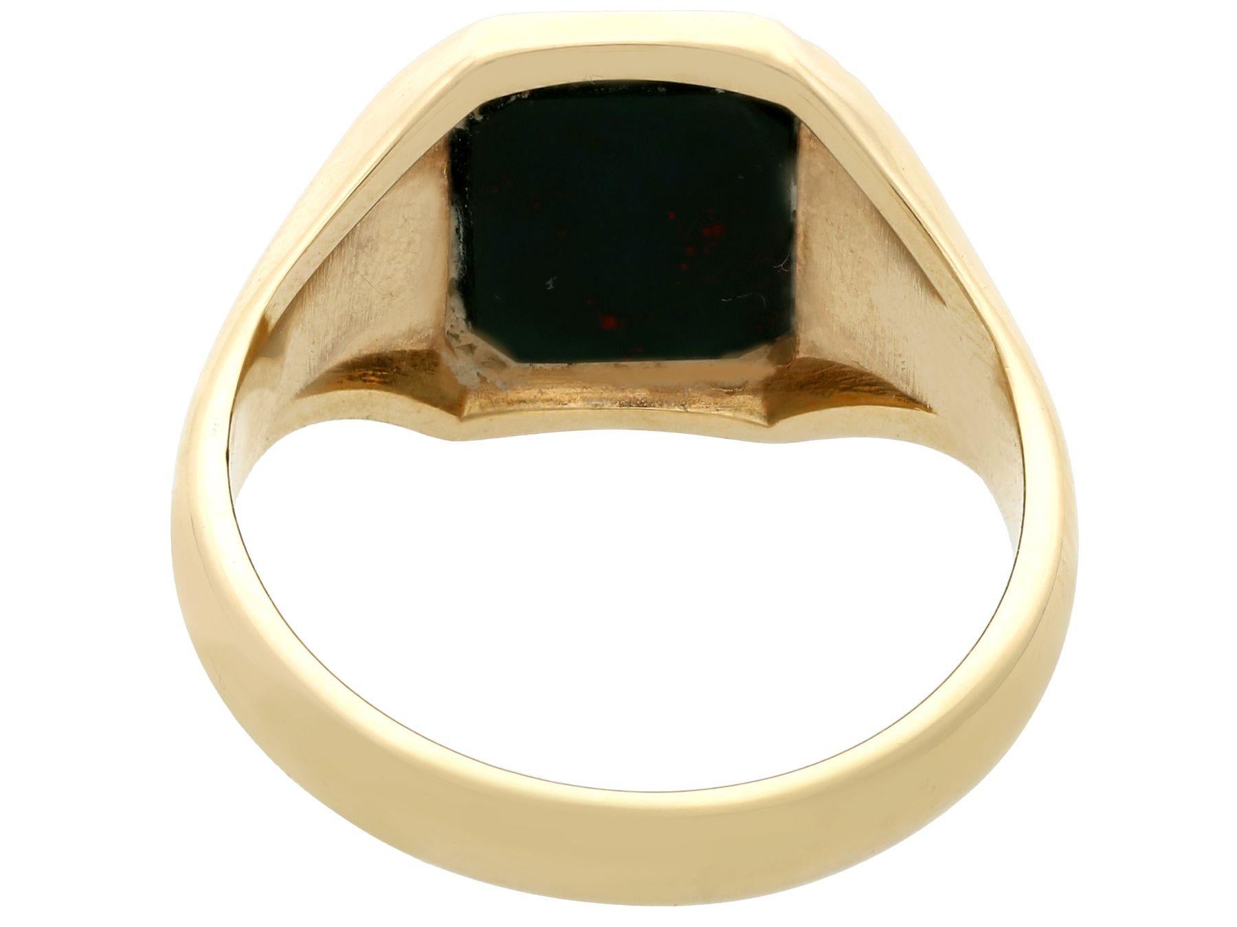 Vintage 1976 Bloodstone and Yellow Gold Signet Ring In Excellent Condition In Jesmond, Newcastle Upon Tyne