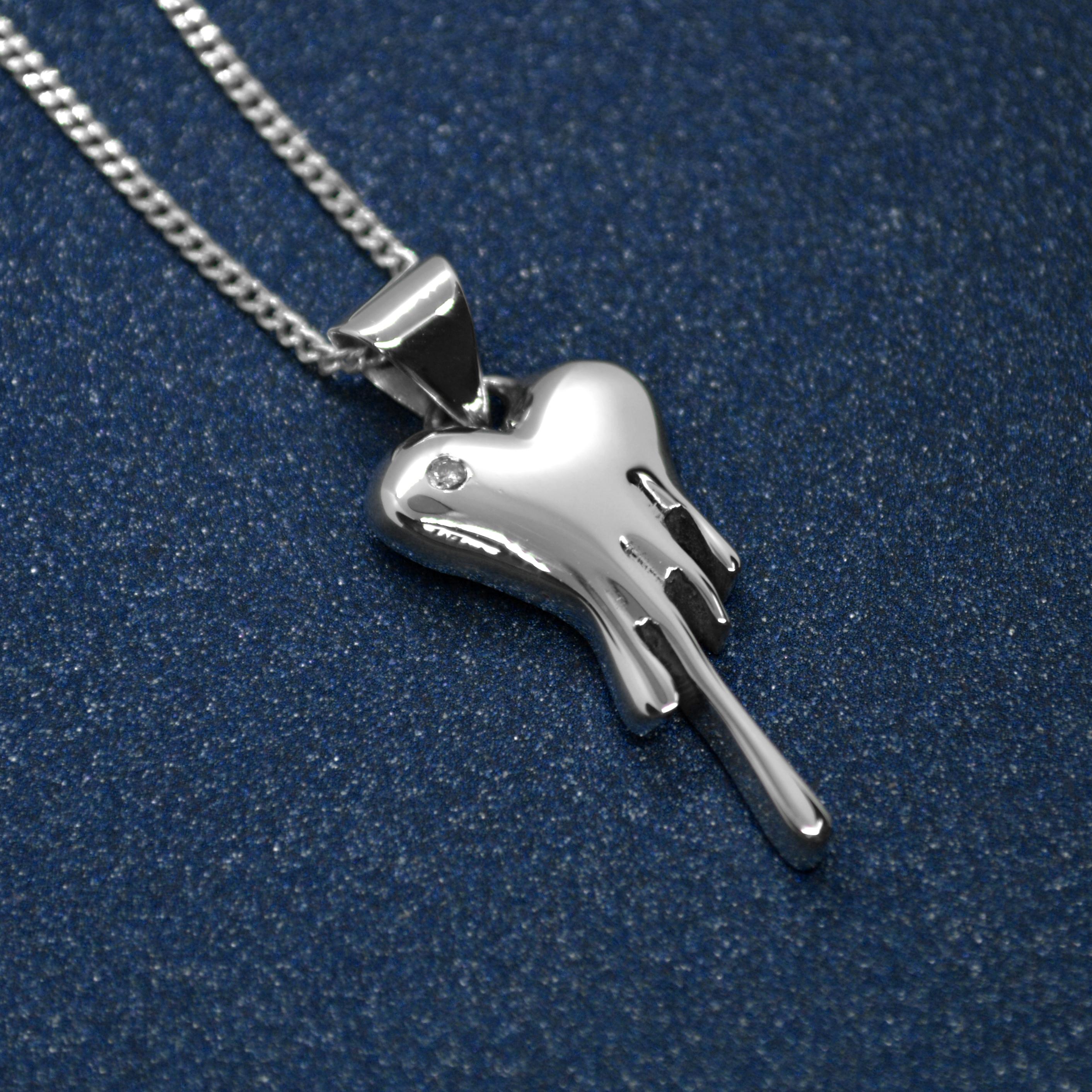 Contemporary Bloody Heart mini with Diamond made in Sterling Silver For Sale