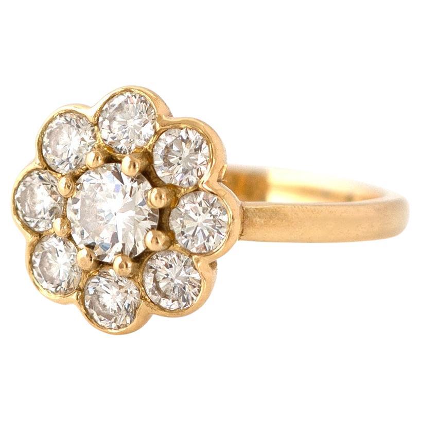BLOOM Ring mit einem strahlenden zentralen Diamanten und einem Halo aus Diamanten im Brillantschliff von insgesamt 1,25 ct. Der Ring wird in London handgefertigt und in 18 Karat Gelbgold gefasst.

DIAMONDS
Farbe/Schliff: G SI1,
Zentraler Diamant -
