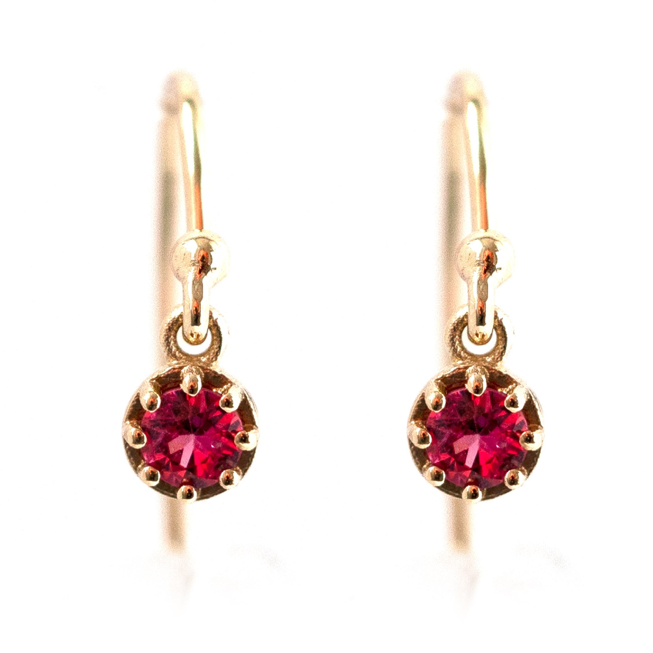 Les boucles d'oreilles BLOOM sont composées de gouttes de pierres précieuses brillantes. Les boucles d'oreilles BLOOM sont disponibles en rubis, émeraude, saphir et diamant. Ces boucles d'oreilles uniques sont fabriquées à la main à Londres et