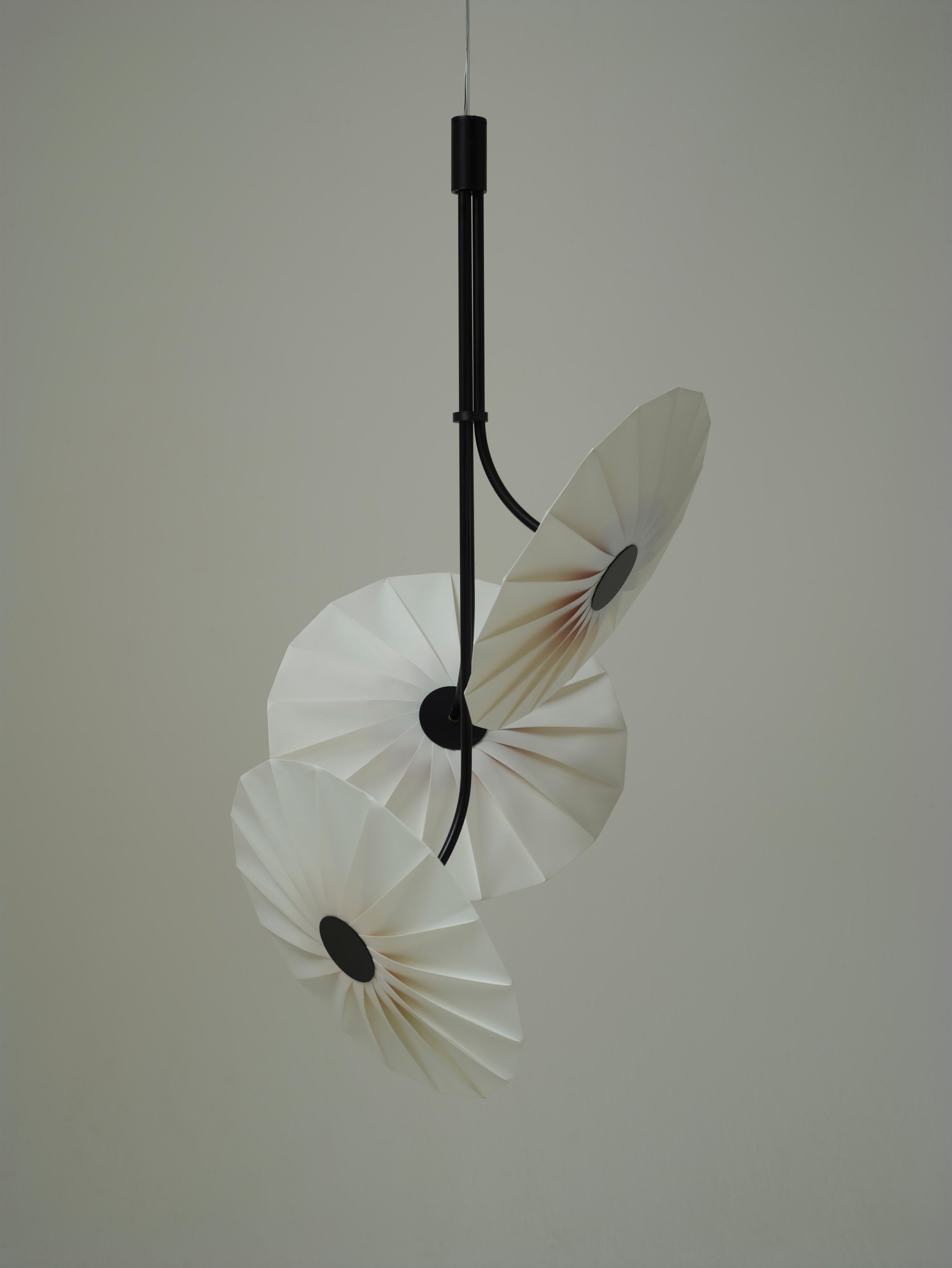 Moderne Pendentif floral Bloom 3 fleurs, édition faite à la main par Studio Umut Yamac en vente