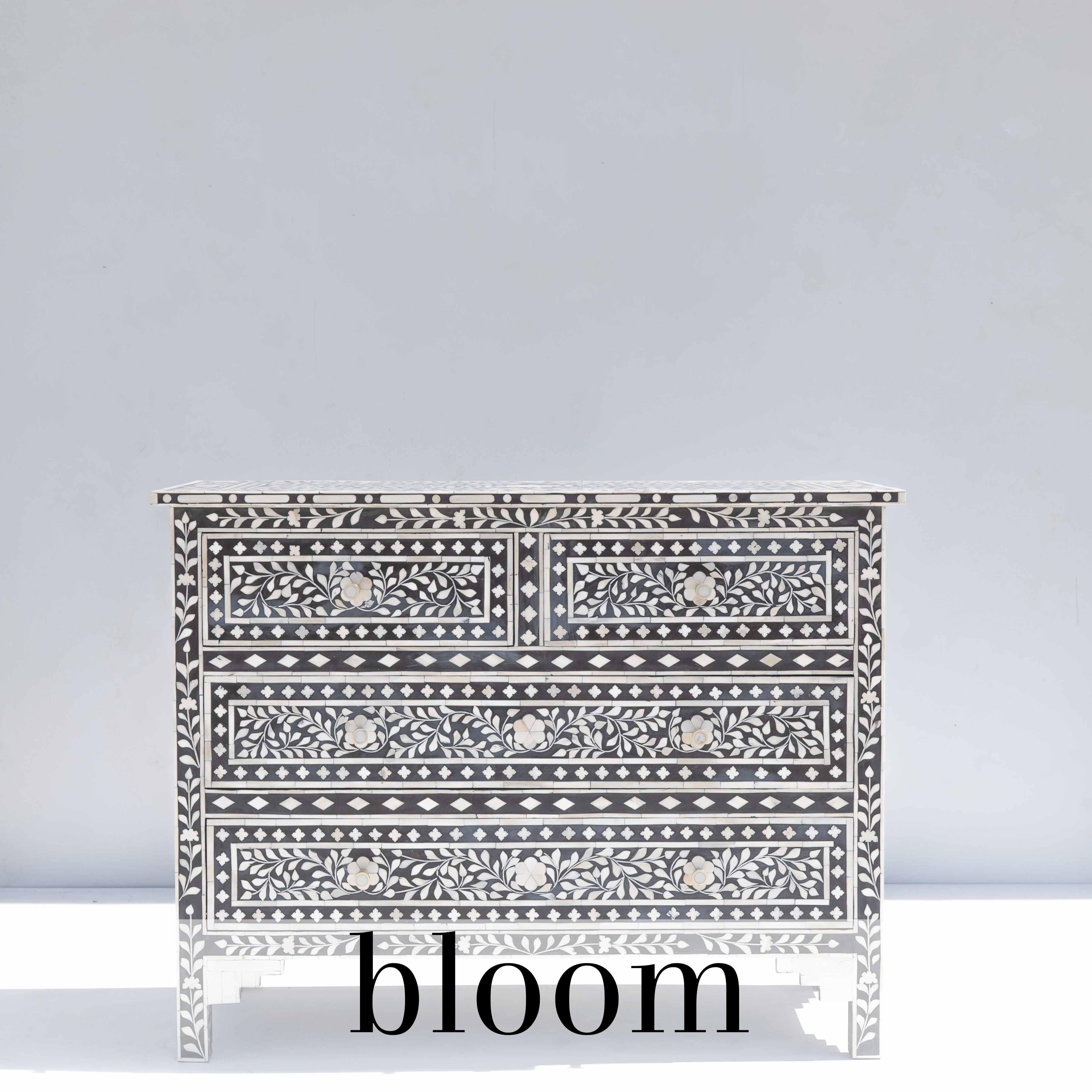 Presentamos nuestra Cómoda Bloom con Incrustaciones de Hueso Negro, donde los tonos monocromáticos se unen a la elegancia atemporal en una sinfonía de artesanía. Inspirada en la melodía de los sueños, esta cómoda desprende una sensación de