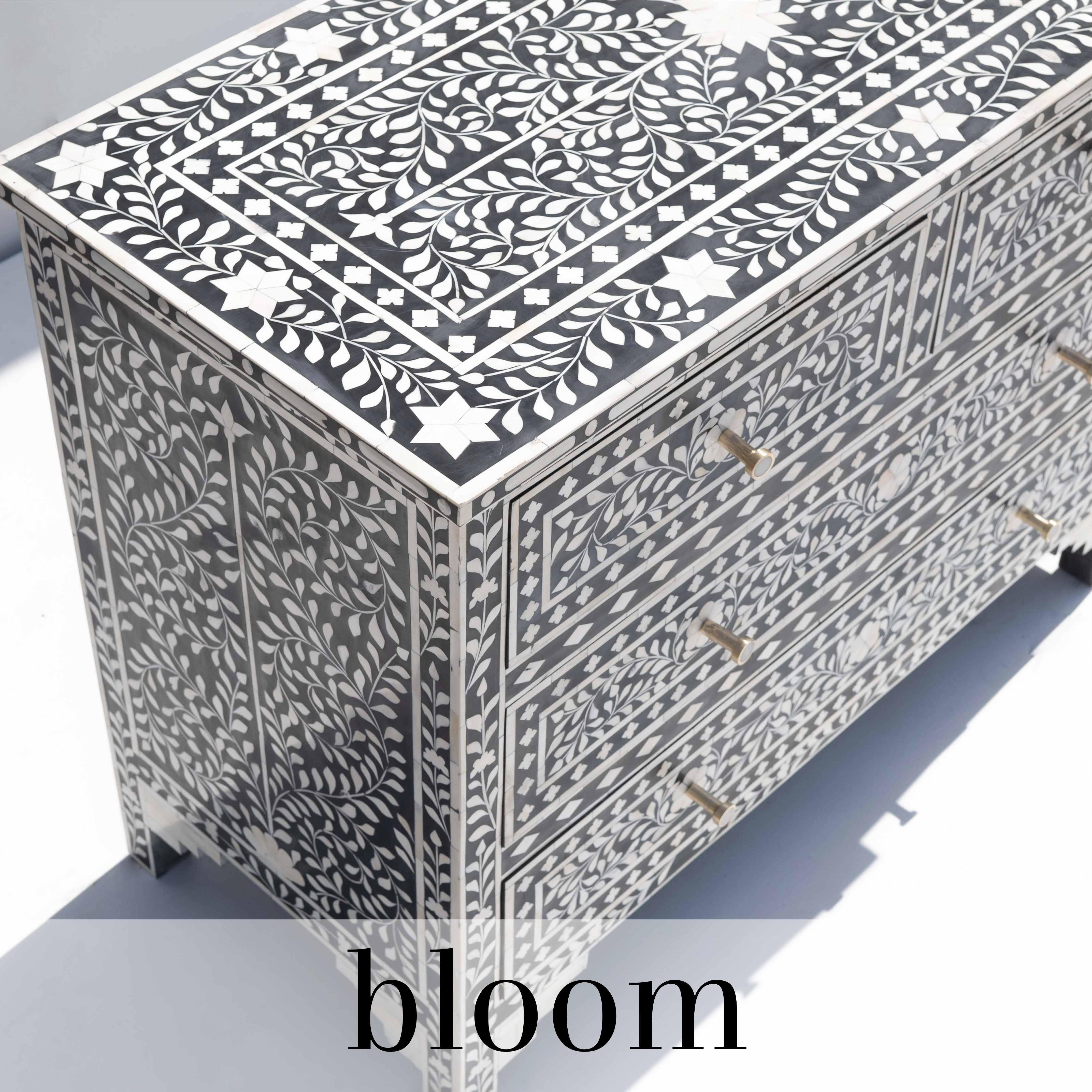 Bloom Cómoda de cuatro cajones con estampado floral negro Moderno de mediados de siglo en venta