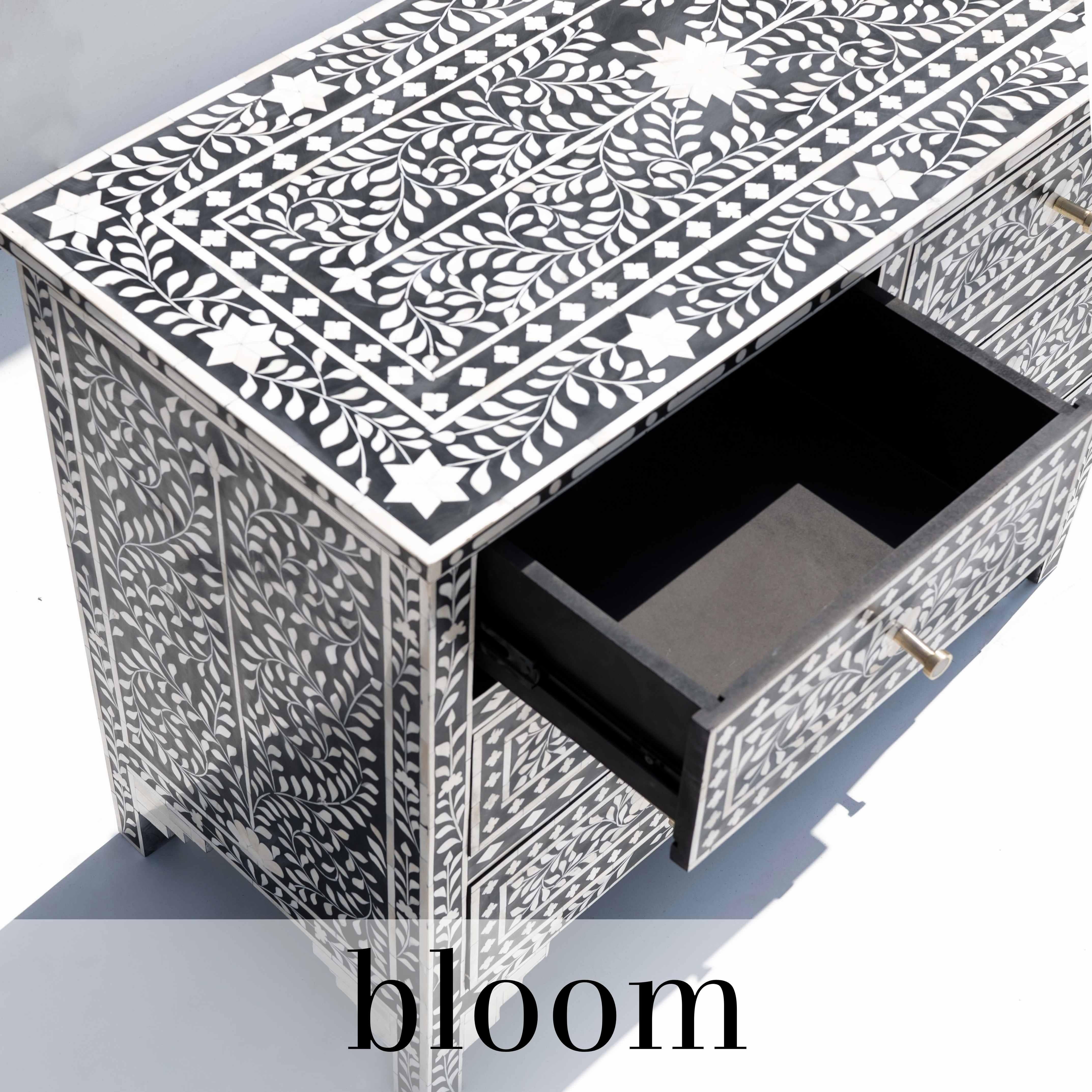 Bloom Cómoda de cuatro cajones con estampado floral negro Indio en venta