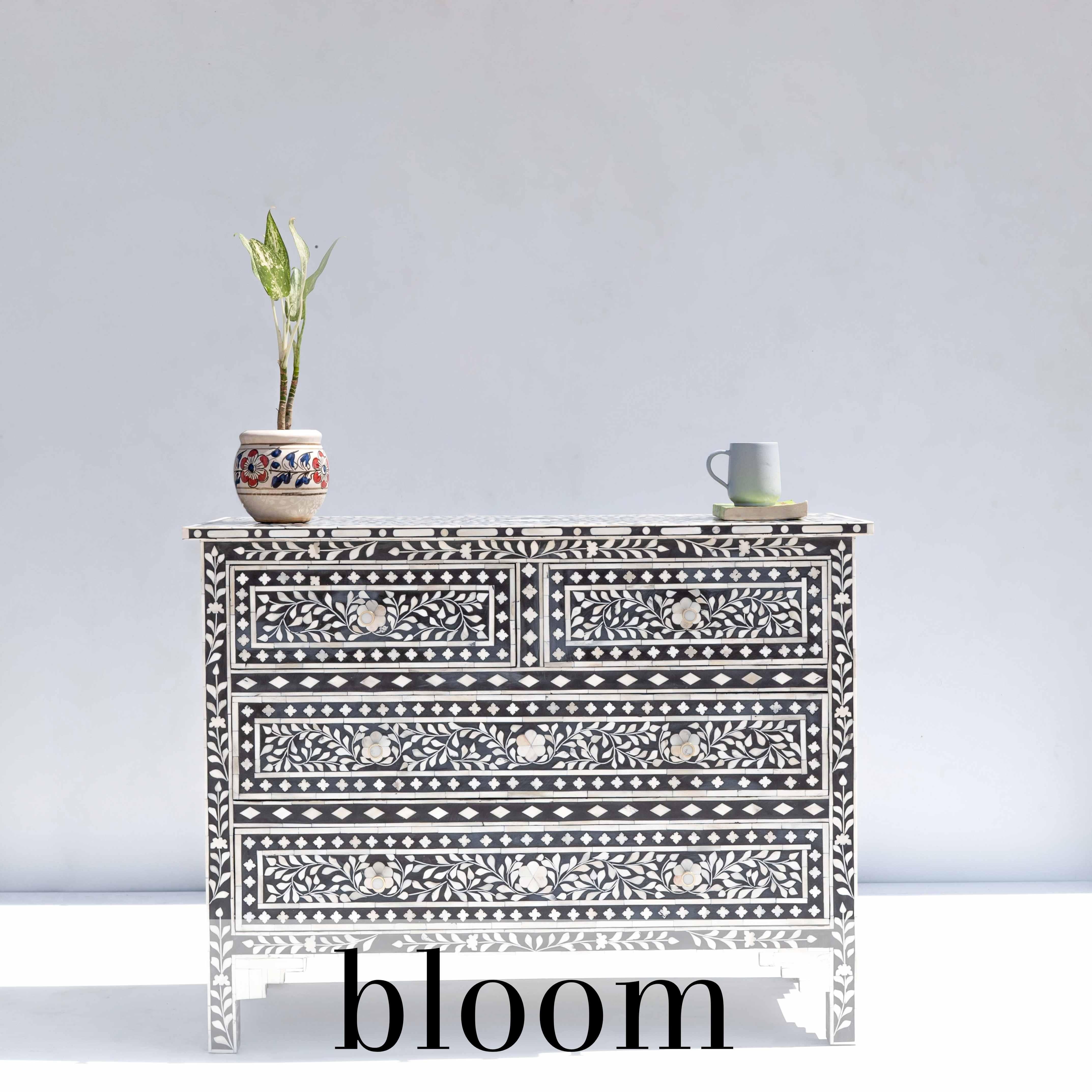 Bloom Cómoda de cuatro cajones con estampado floral negro Incrustación en venta