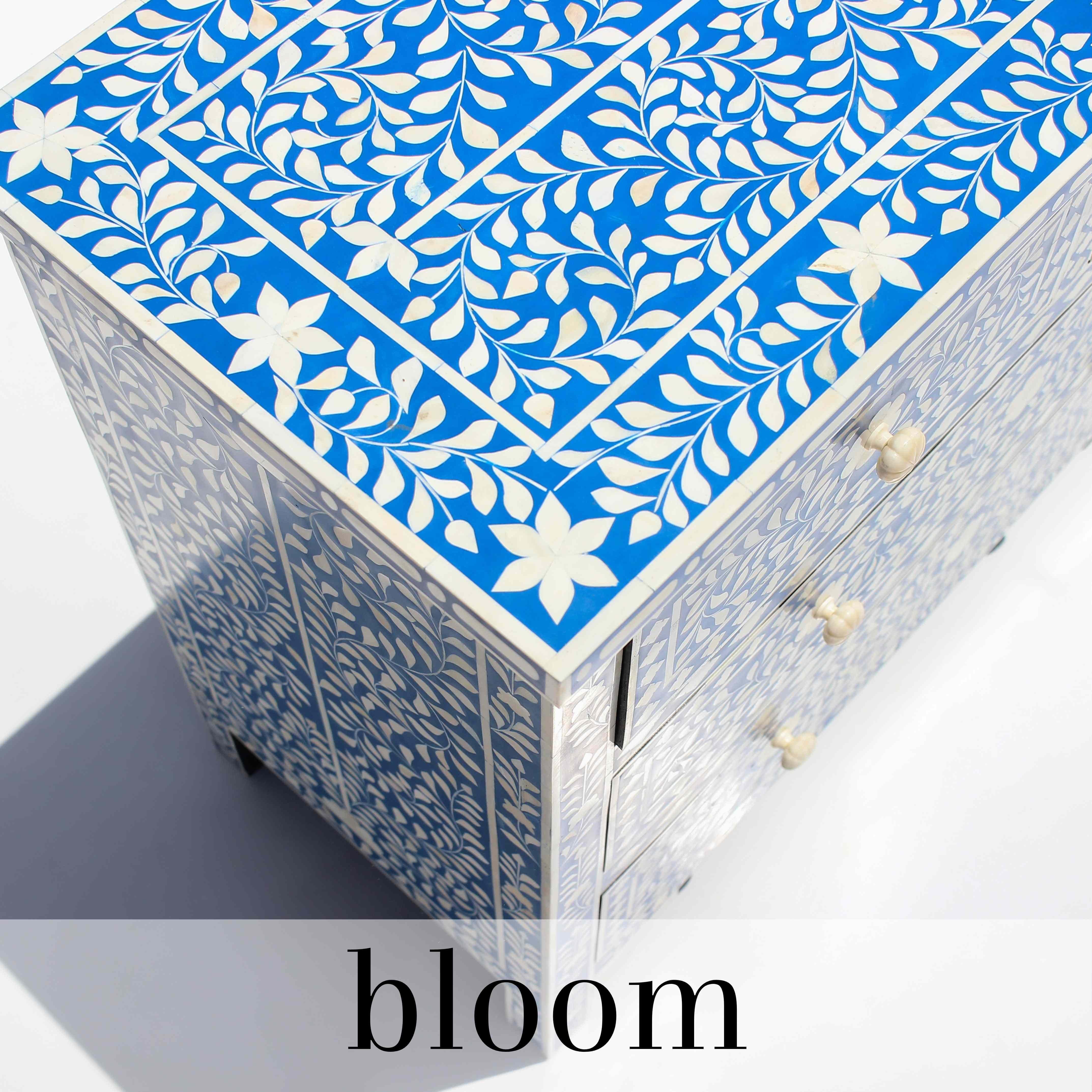 Ti presentiamo il nostro comò Bloom Bright Navy Blue Bone Inlayer, dove le tonalità vivaci incontrano l'eleganza senza tempo in una sinfonia di artigianalità. Ispirata alla melodia dei sogni, questa cassettiera emana un senso di libera