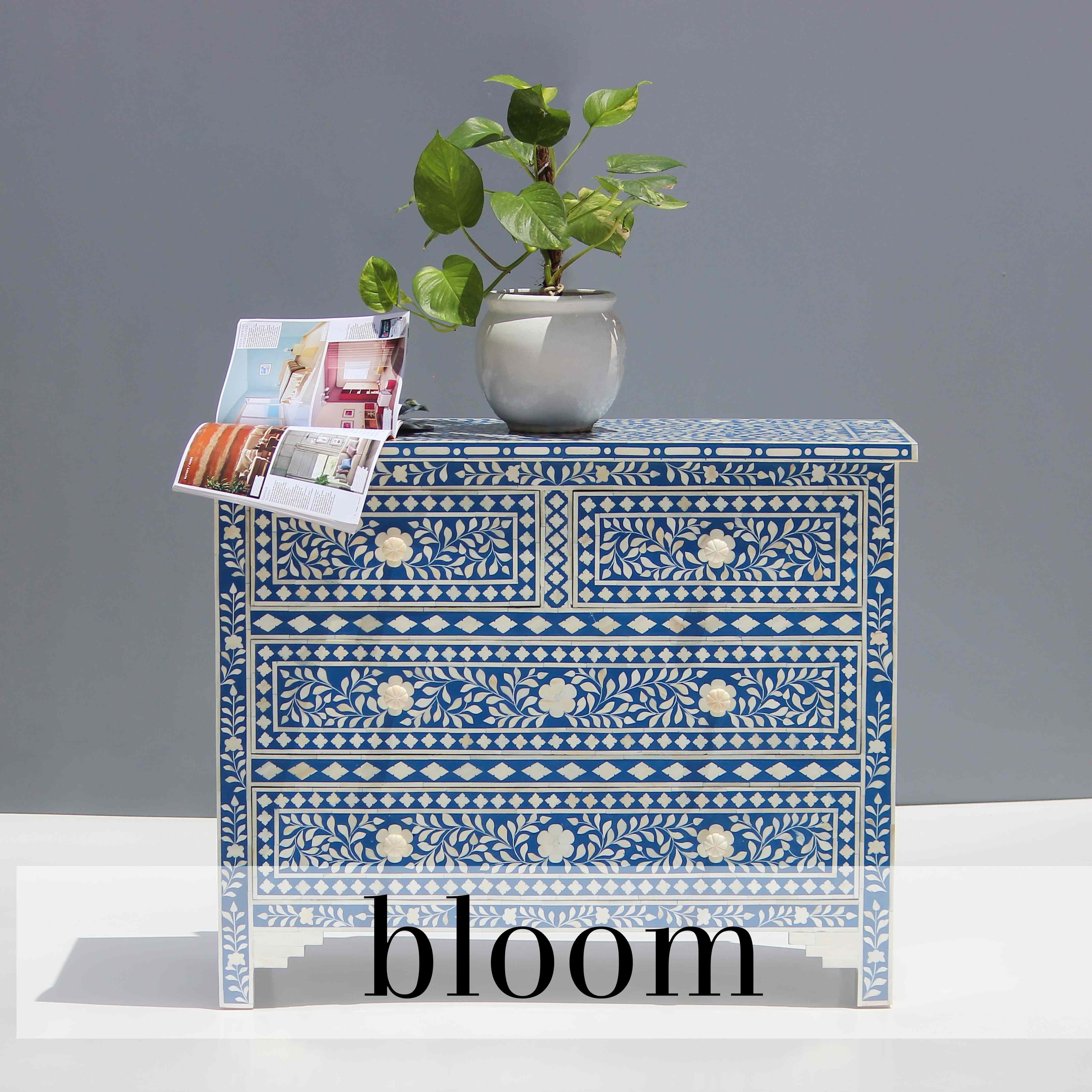 Indiano Comò a quattro cassetti con motivo floreale blu Bloom in vendita