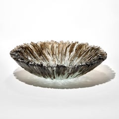 Ciotola Bloom in bronzo, una ciotola in vetro fuso di Wayne Charmer