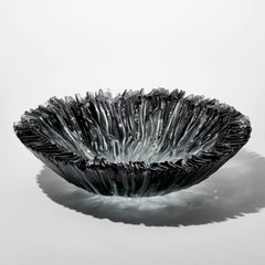 Bloom Bowl in Grey, ein Tafelaufsatz aus klarem und grauem Schmelzglas von Wayne Charmer