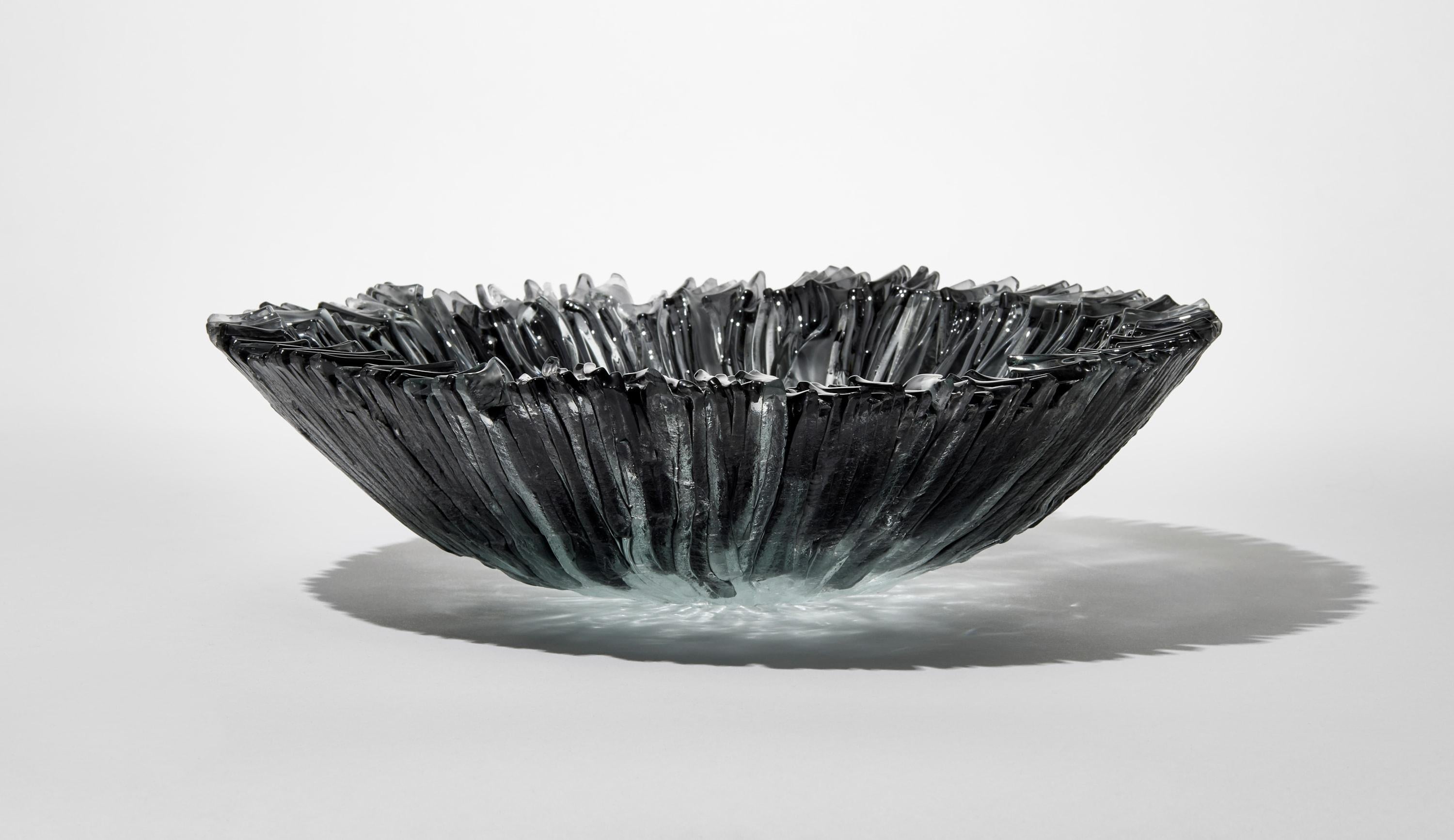 Bloom Bowl in Grey, a clear & grey fused glass centrepiece by Wayne Charmer (Organische Moderne) im Angebot