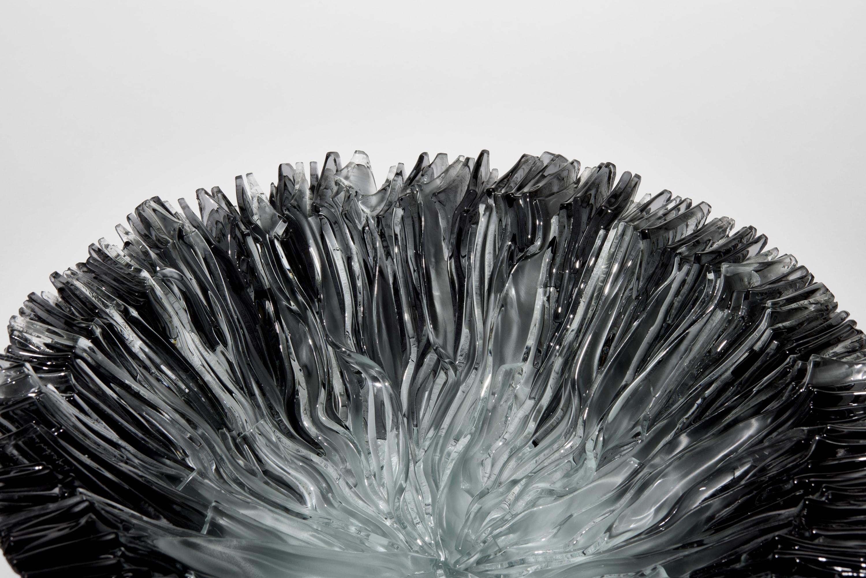 Bloom Bowl in Grey, a clear & grey fused glass centrepiece by Wayne Charmer (Britisch) im Angebot