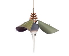 Lustre Bloom : Laiton satiné/verre olive et lavande par AVRAM RUSU STUDIO