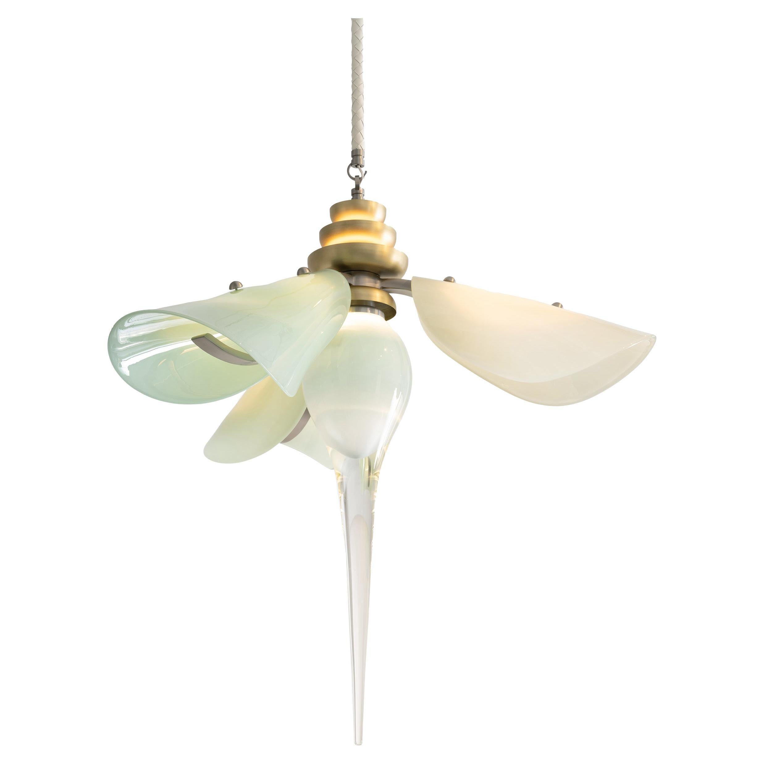 Bloom Kronleuchter: Satiniertes Messing/Oliv & Lavendelglas von Avram Rusu STUDIO (Moderne) im Angebot