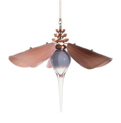 Bloom Kronleuchter: Satiniertes Messing/Rosenglas von Avram Rusu STUDIO