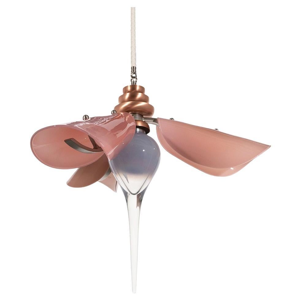 Bloom Kronleuchter: Satiniertes Messing/Rosenglas von Avram Rusu STUDIO (Moderne) im Angebot