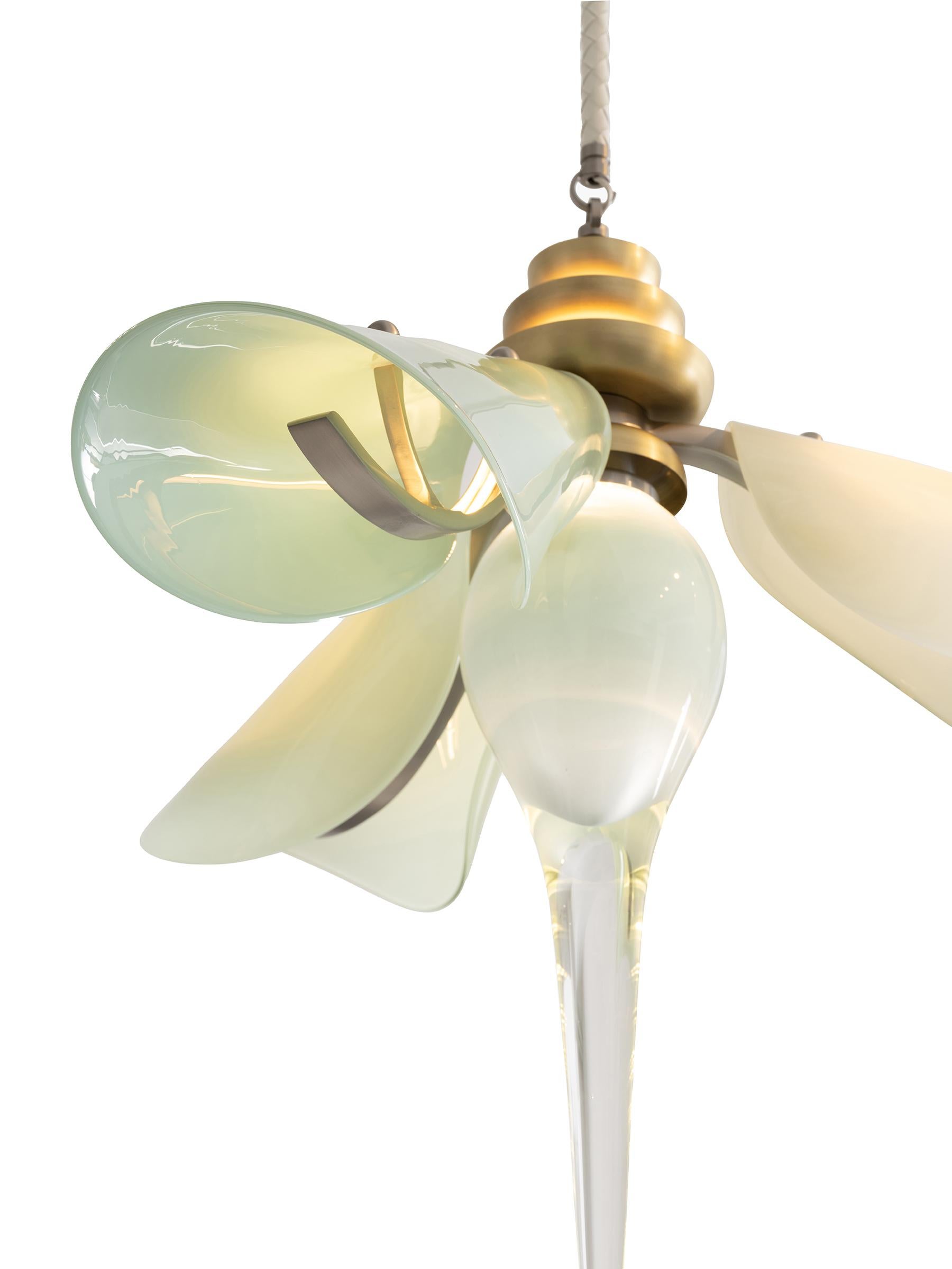 Der Bloom-Kronleuchter stellt eine abstrakte Bananenblüte in mundgeblasenem Glas dar.  Ein länglicher Tropfen wird von drei verschiedenfarbigen Glasblättern gekrönt und von einer Krone aus gestapelten Lichtschalen gekrönt. Die Collection'S Botanica