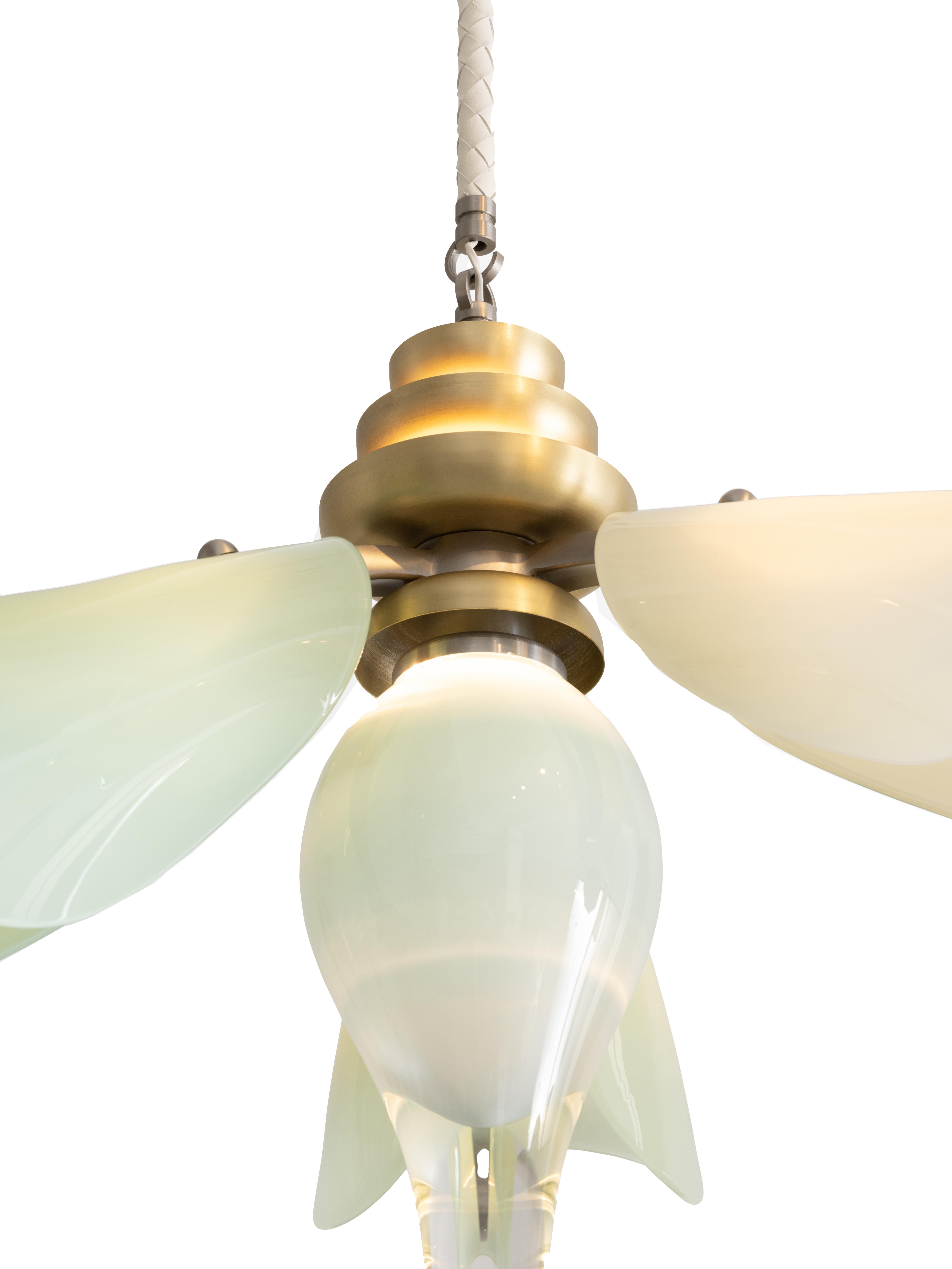 Bloom Kronleuchter: Satiniertes Messing/weißes Glas von Avram Rusu STUDIO (Moderne) im Angebot