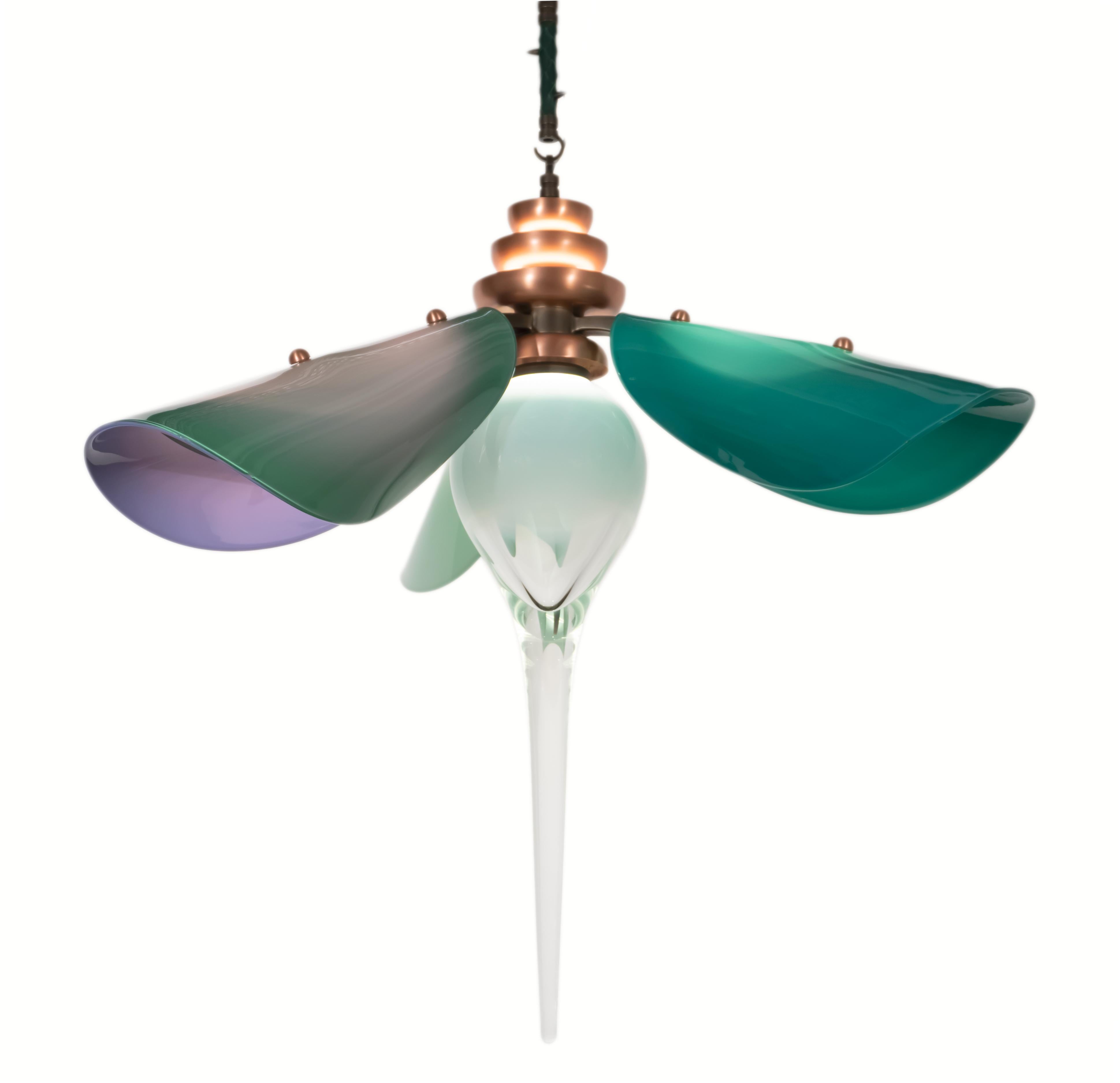 Bloom Kronleuchter: Satiniertes Messing/weißes Glas von Avram Rusu STUDIO (amerikanisch) im Angebot
