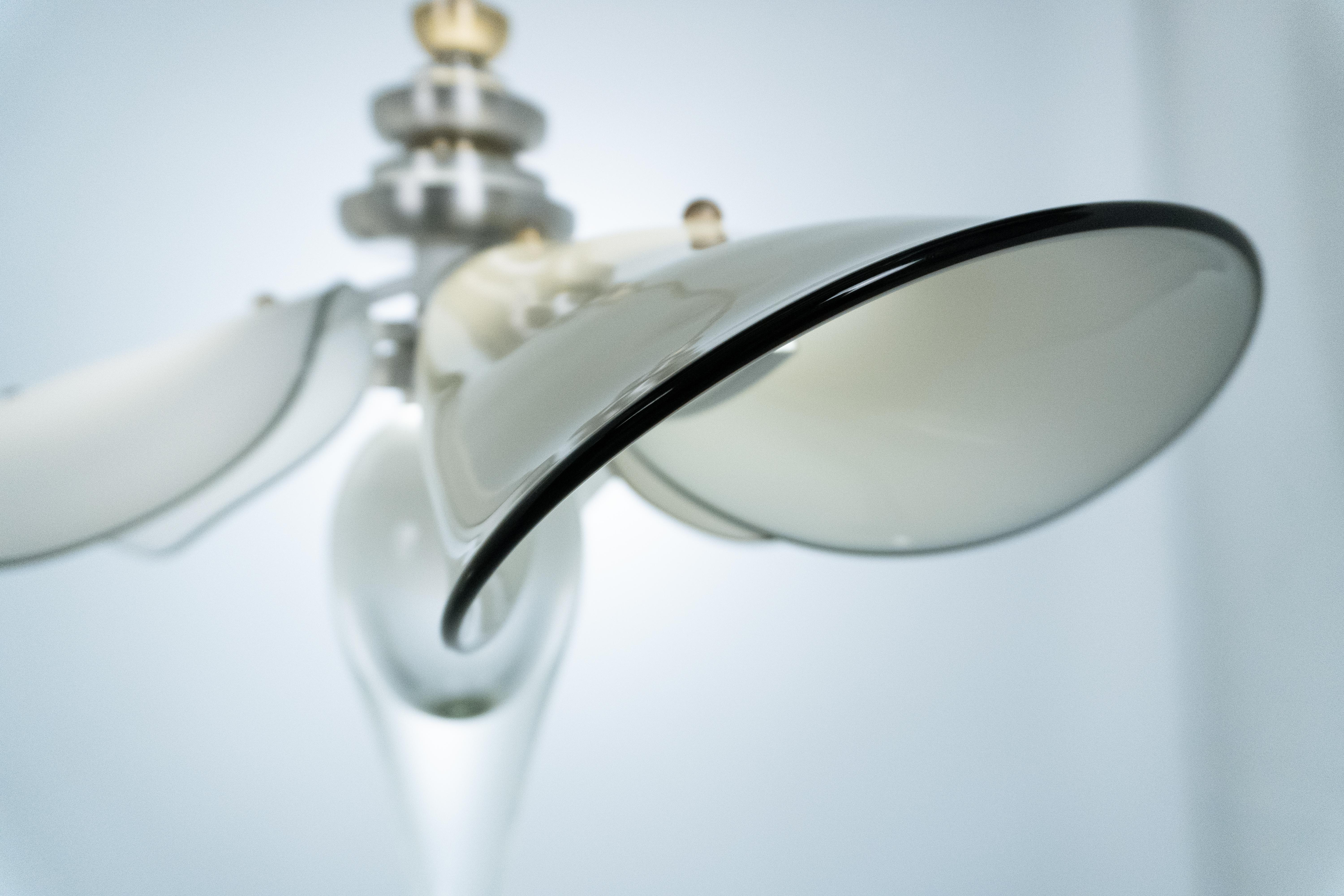 Bloom Kronleuchter: Satiniertes Messing/weißes Glas von Avram Rusu STUDIO im Angebot 2