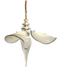 Lampadario Bloom: Nickel satinato/vetro bianco, bordi neri di AVRAM RUSU STUDIO