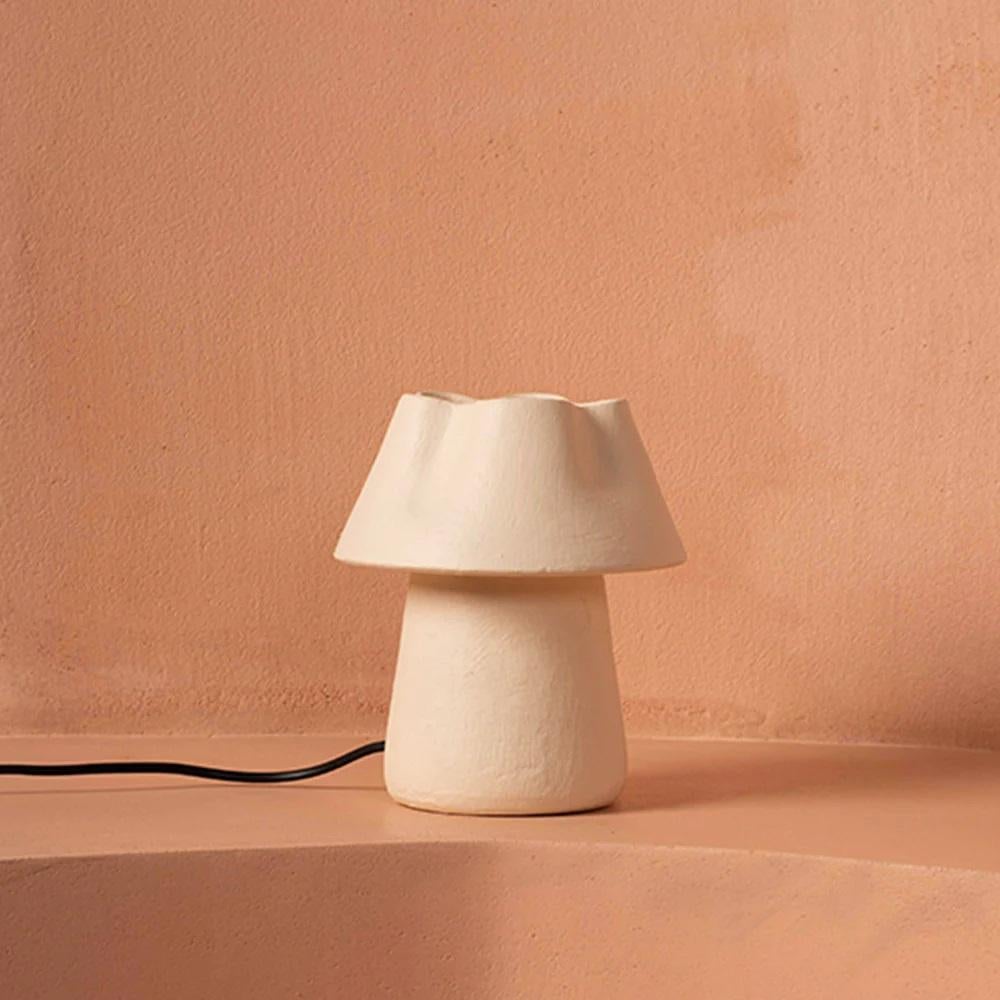 Lampe à poser Bloom Clay par Harshita Jhamtani Designs
Dimensions : D 16,5 x H 17,8 cm
MATERIAL : Grès cérame.

Disponible en Whiting, Blush Pink et Charcoal Black. Veuillez nous contacter.

