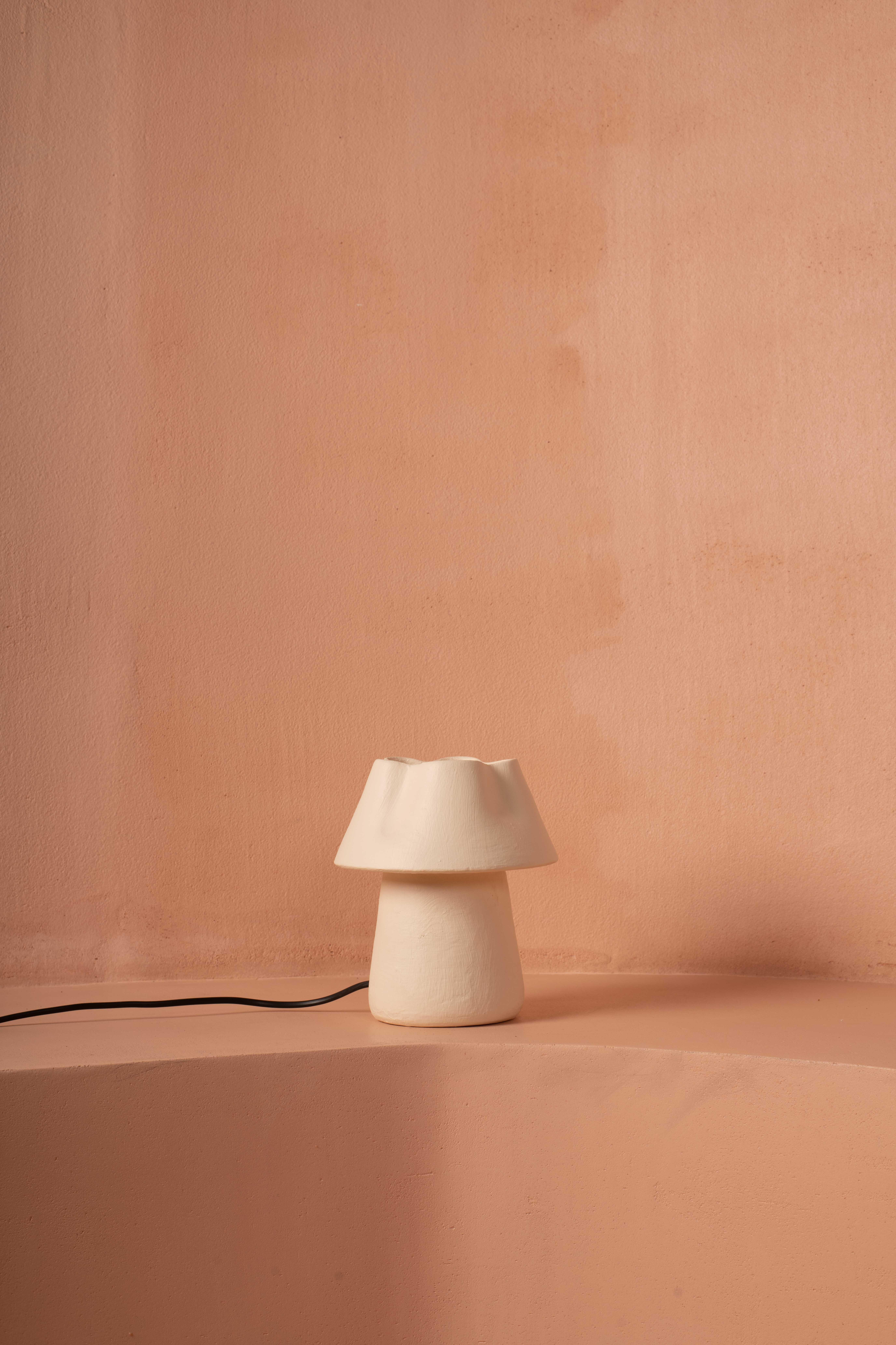 Postmoderne Lampe à poser Bloom Clay par Harshita Jhamtani Designs en vente