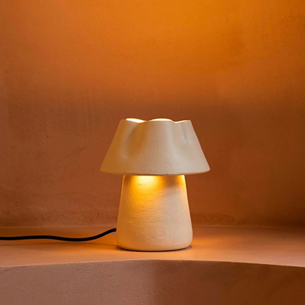 Indien Lampe à poser Bloom Clay par Harshita Jhamtani Designs en vente