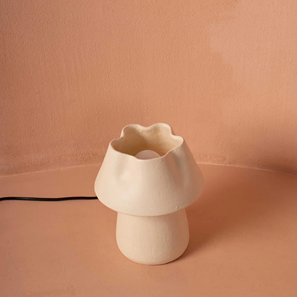 Lampe à poser Bloom Clay par Harshita Jhamtani Designs Neuf - En vente à Geneve, CH