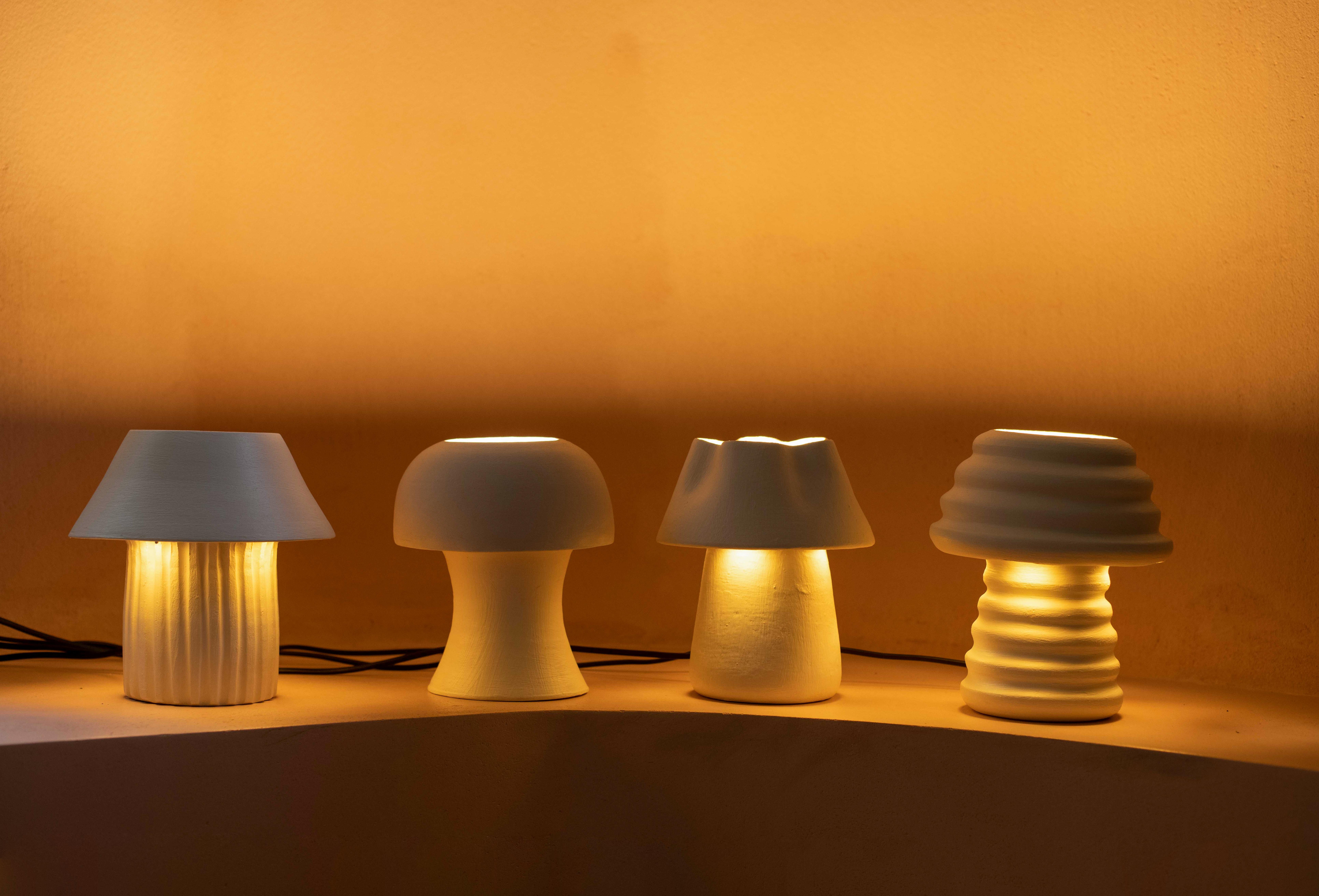 Argile Lampe à poser Bloom Clay par Harshita Jhamtani Designs en vente