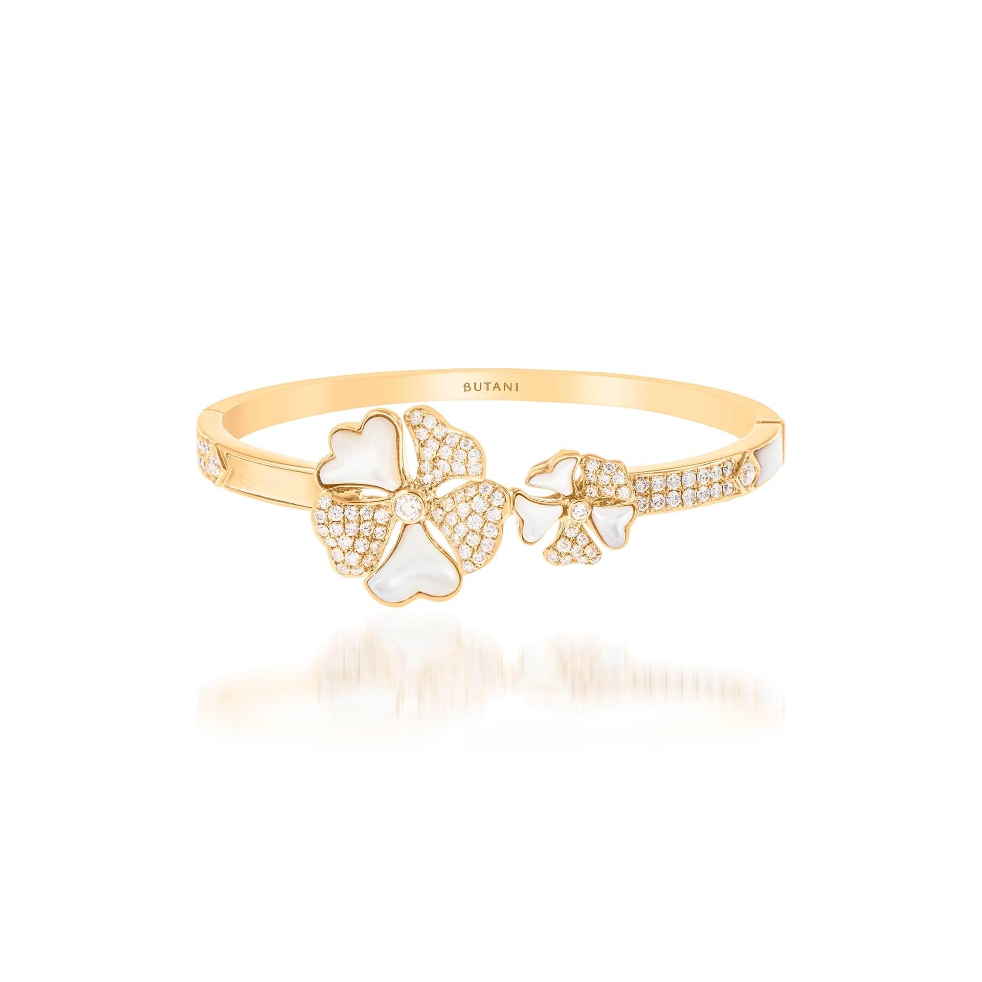 Bloom Diamond and Mother-of-Pearl Duo Flower Bangle in 18K Yellow Gold

Inspired by the exquisite petals of the alpine cinquefoil flower, the Bloom collection combines the richness of diamonds and precious metals with the light versatility of this