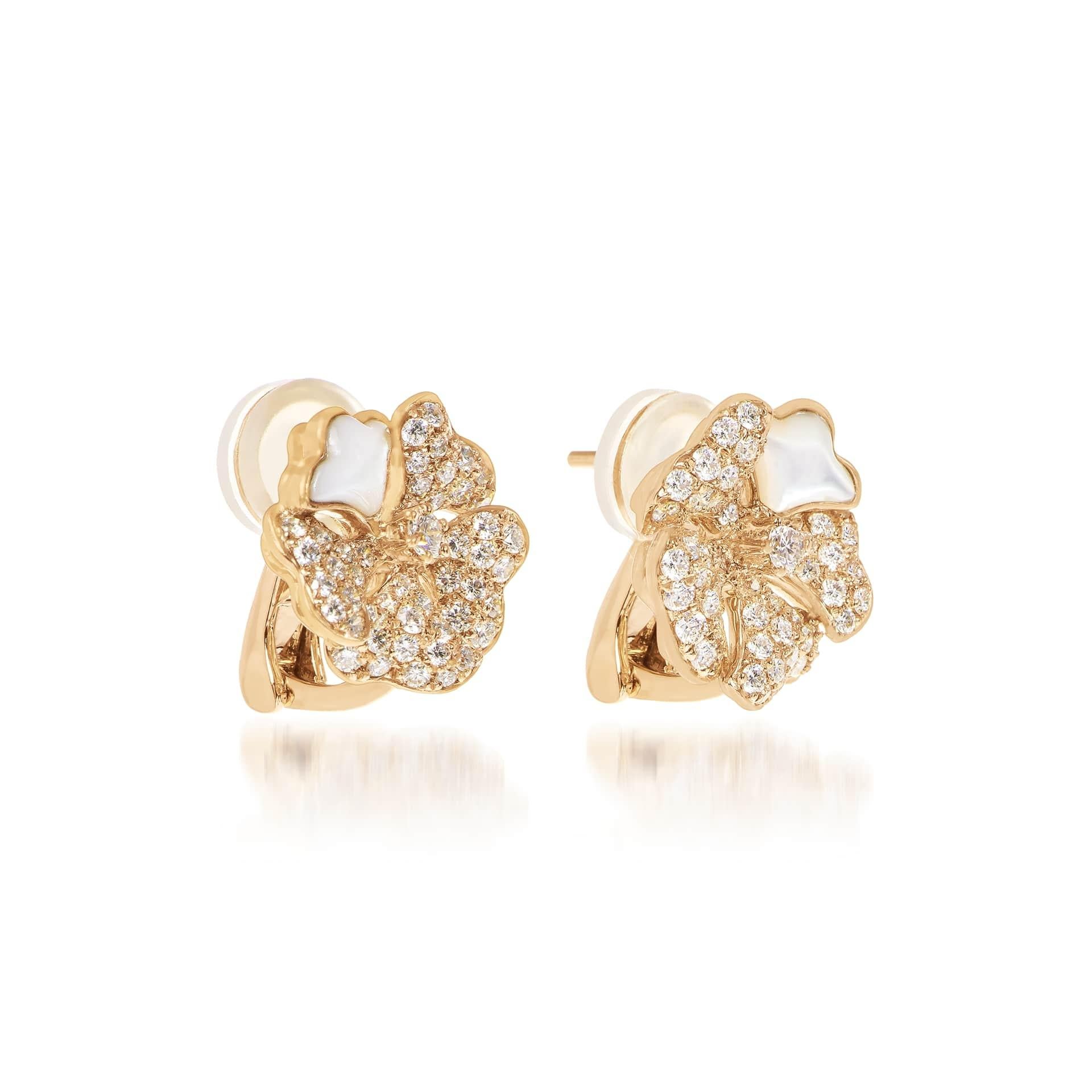 Bloom Diamond and White Mother-of-Pearl Bloom Earring Tops in 18K Rose Gold

Inspired by the exquisite petals of the alpine cinquefoil, the Bloom collection contrasts the richness of diamonds and precious metals with the light versatility of this