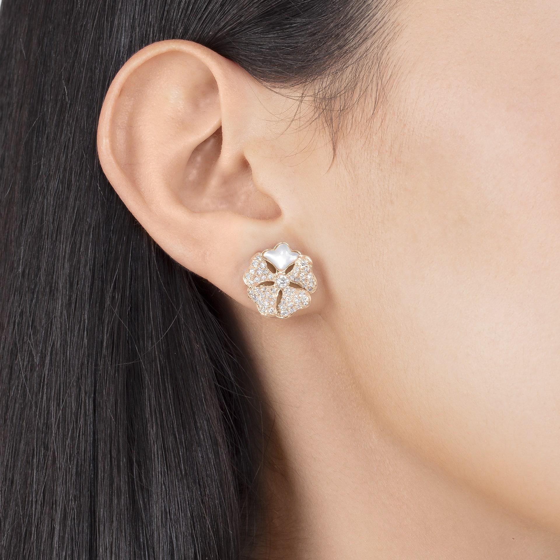 Bloom-Ohrringe aus 18 Karat Roségold mit Diamanten und weißen Perlmutt-Blumen (Rundschliff) im Angebot