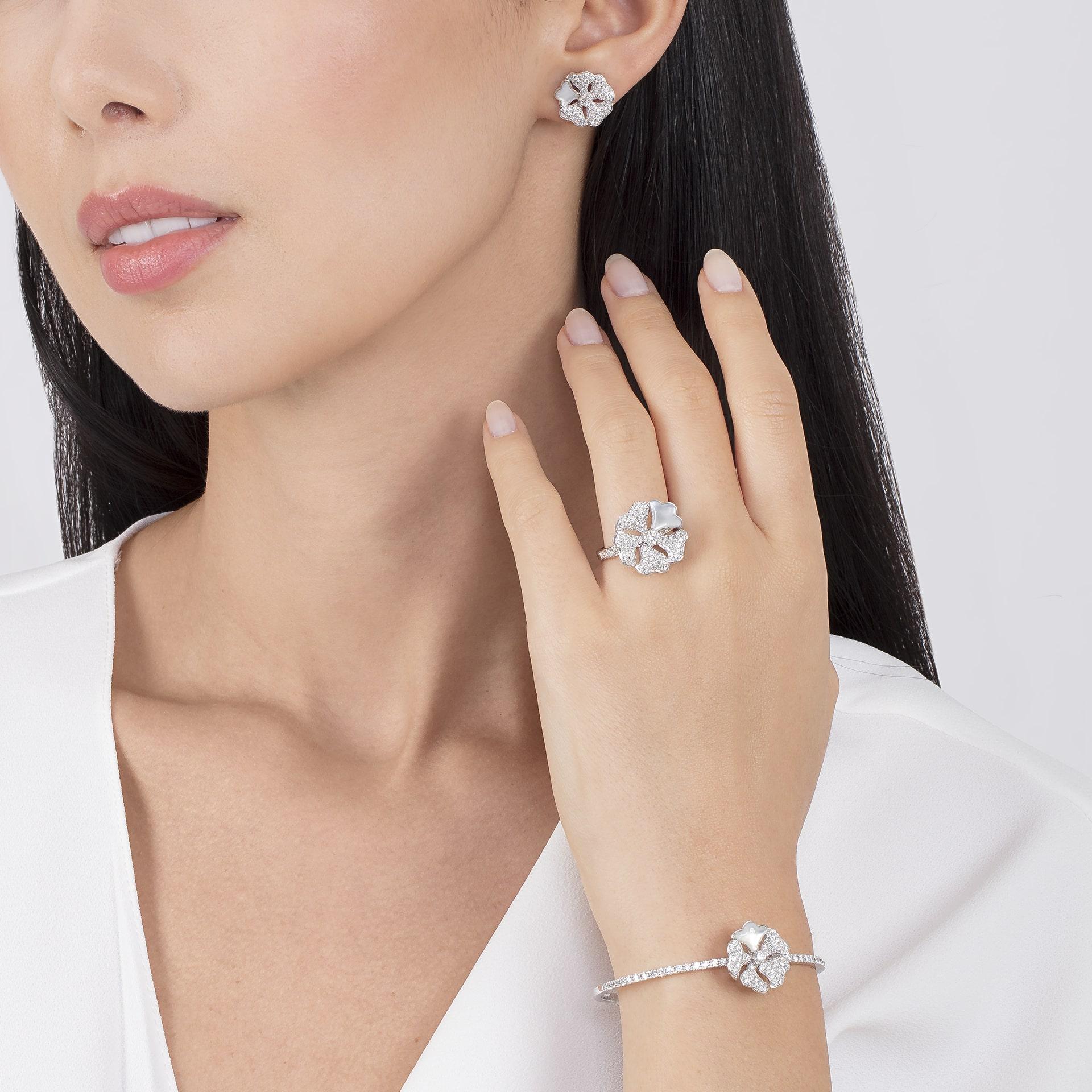 Bloom-Ohrringe aus 18 Karat Roségold mit Diamanten und weißen Perlmutt-Blumen für Damen oder Herren im Angebot