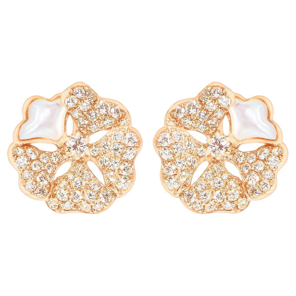 Bloom-Ohrringe aus 18 Karat Roségold mit Diamanten und weißen Perlmutt-Blumen im Angebot
