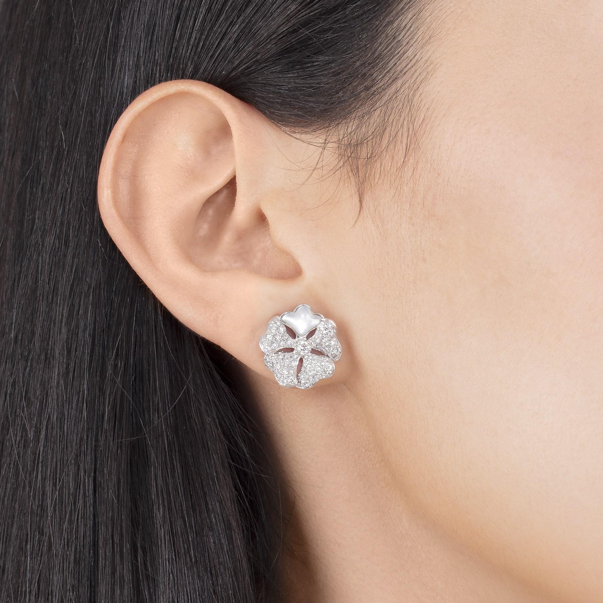 Bloom-Ohrringe aus 18 Karat Weißgold mit Diamanten und weißen Perlmutt-Blumen (Rundschliff) im Angebot