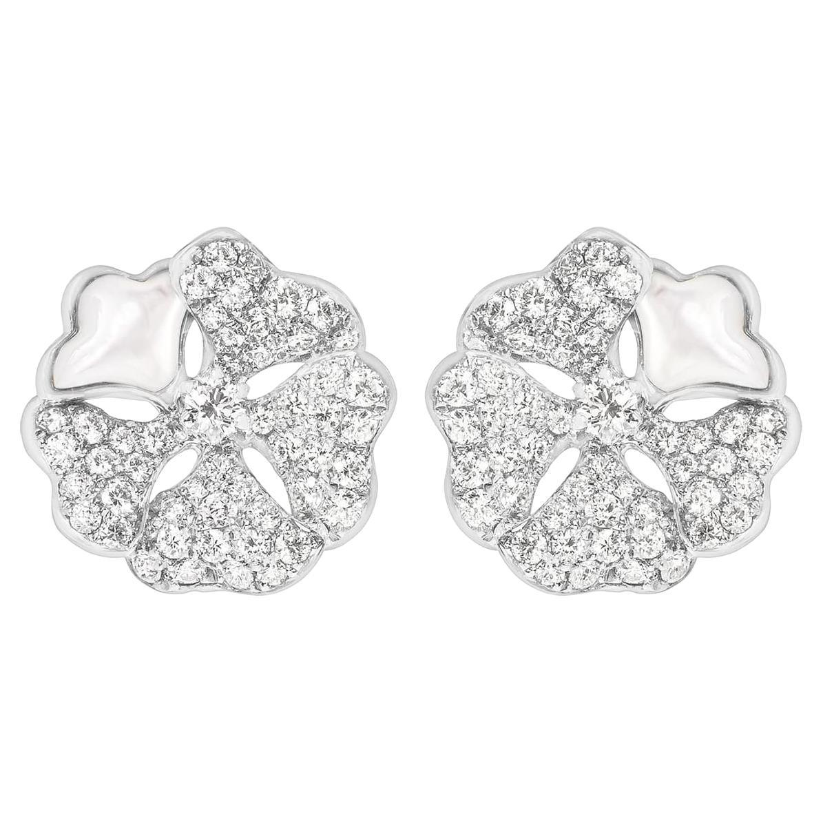 Bloom-Ohrringe aus 18 Karat Weißgold mit Diamanten und weißen Perlmutt-Blumen im Angebot