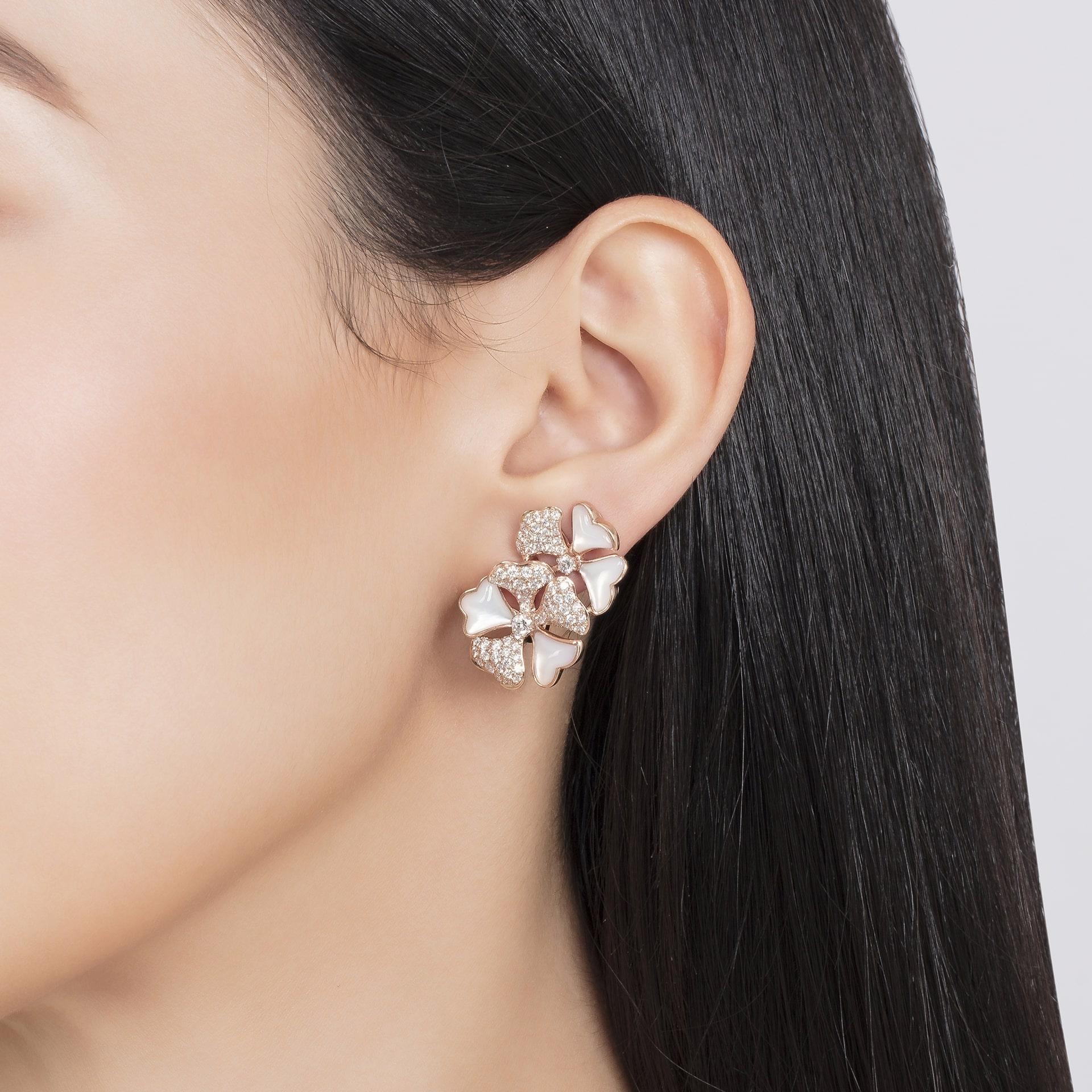 Bloom Diamond and White Mother-of-Pearl Cluster Earrings in 18K Rose Gold

Inspired by the exquisite petals of the alpine cinquefoil, the Bloom collection contrasts the richness of diamonds and precious metals with the light versatility of this