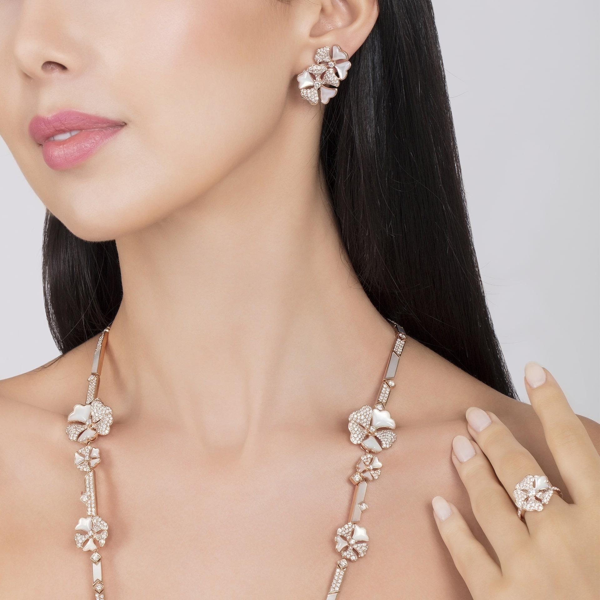 Bloom Diamant- und weiße Perlmutt-Cluster-Ohrringe aus 18 Karat Roségold (Rundschliff) im Angebot