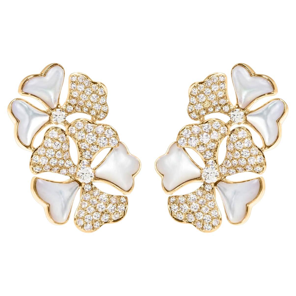 Boucles d
oreilles Bloom en or jaune 18 carats, diamants et nacre blanche en vente