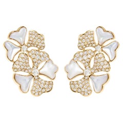 Bloom Diamant- und weiße Perlmutt-Cluster-Ohrringe aus 18 Karat Gelbgold