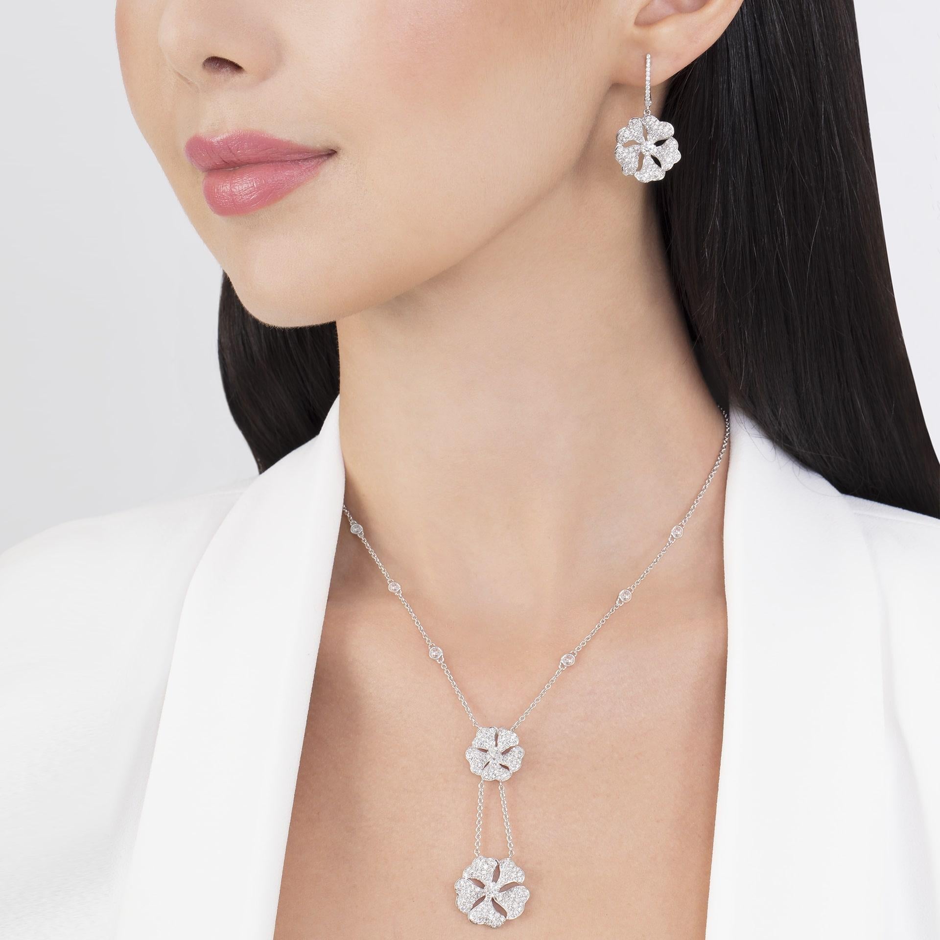 Bloom Diamond Drop Flower Necklace in 18k White Gold In New Condition For Sale In Hong Kong, Kowloon