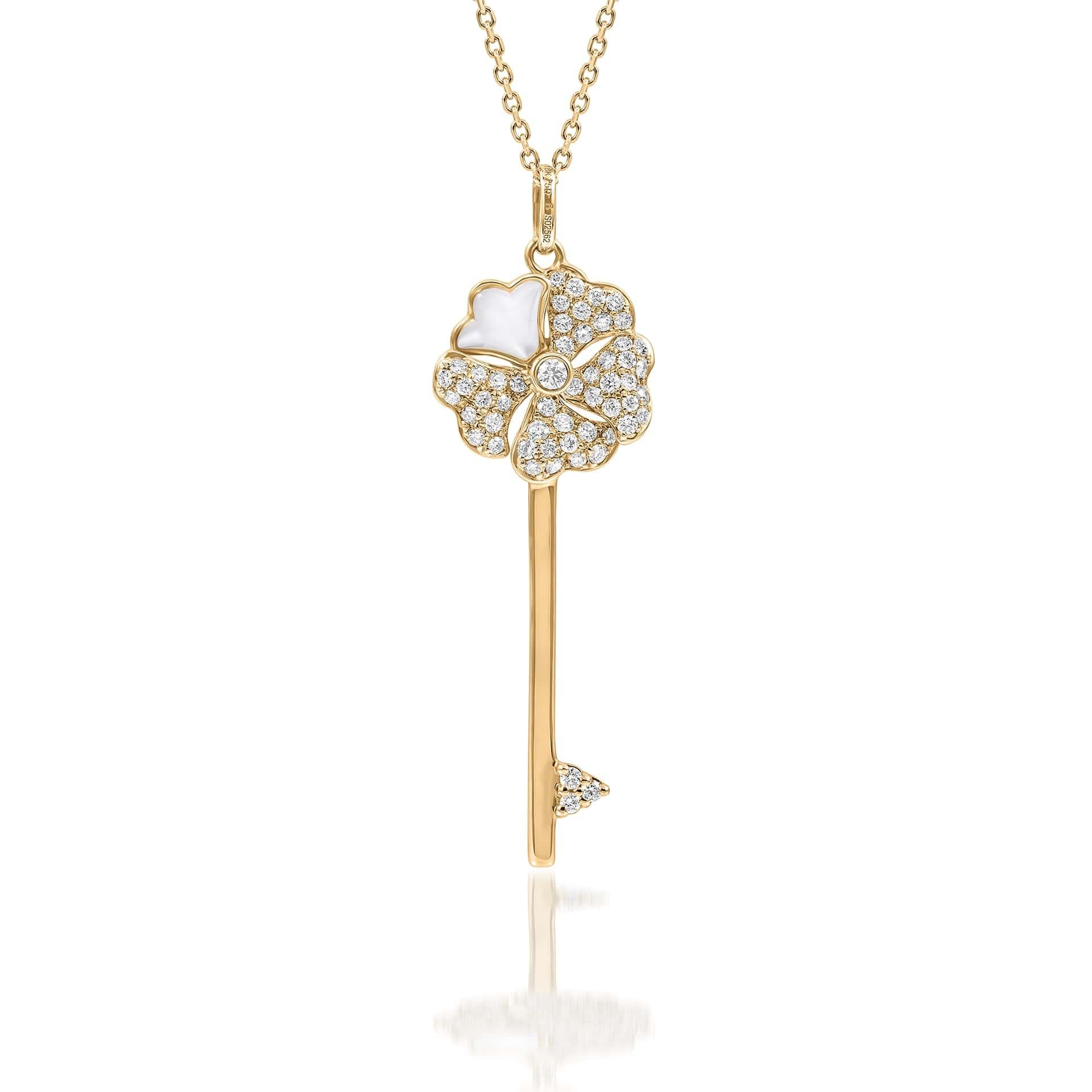 Bloom Diamond Key Necklace with Mother-of-Pearl in 18K Yellow Gold

Inspired by the exquisite petals of the alpine cinquefoil flower, the Bloom collection combines the richness of diamonds and precious metals with the light versatility of this