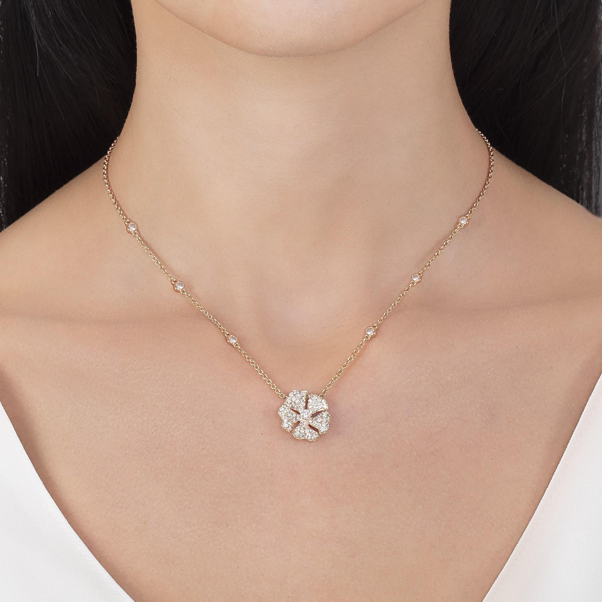 Round Cut Bloom Diamond Solo Flower Necklace in 18k Rose Gold For Sale