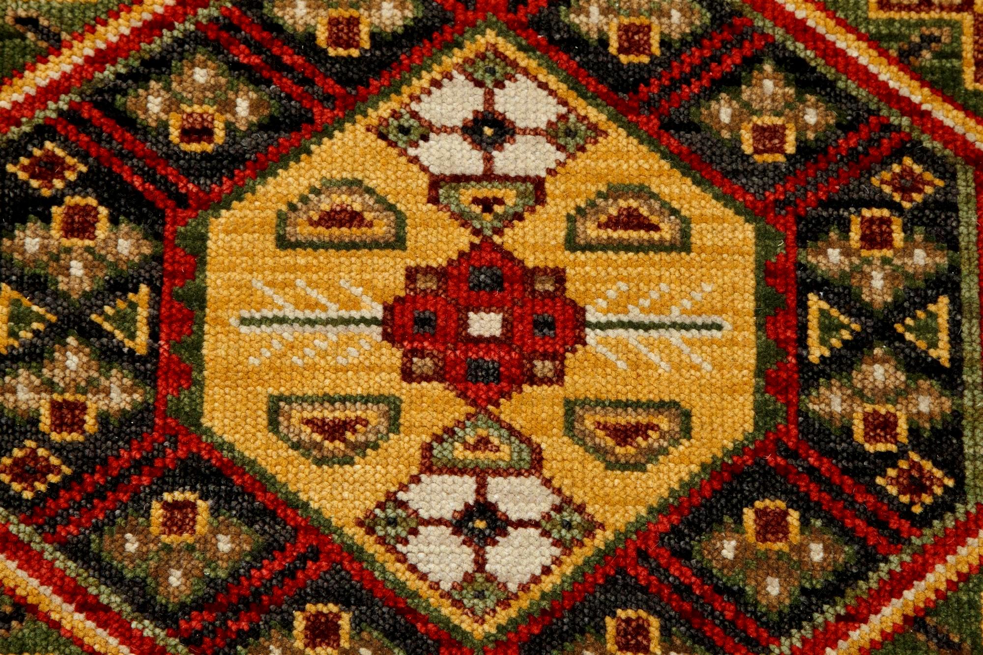 Dans le monde de la décoration d'intérieur, les tapis de luxe traditionnels sont des trésors intemporels qui rehaussent sans effort n'importe quel espace grâce à leurs motifs complexes. Parmi ceux-ci, les tapis présentant un jeu de motifs
